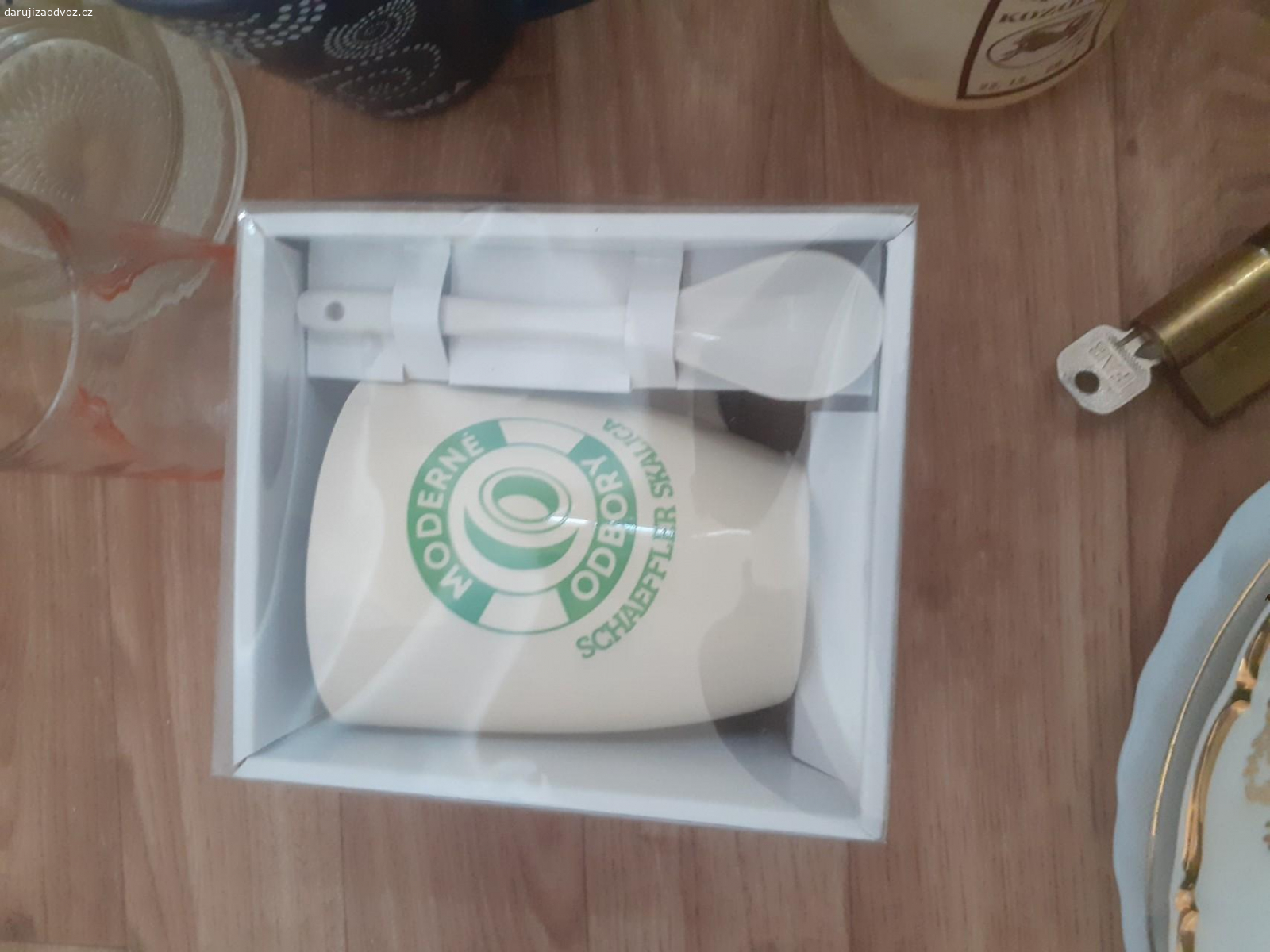 Nádobí. Daruji různé nádobí, příbory, hrnec, hrnky, talíře, sklo