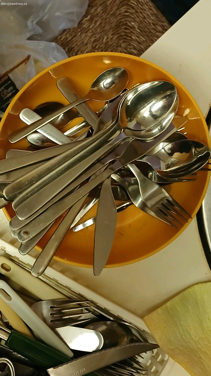 nádobí. hrnky, talíře, nádobí, hrnce smaltované. různé typy, vesměs zachovalé.