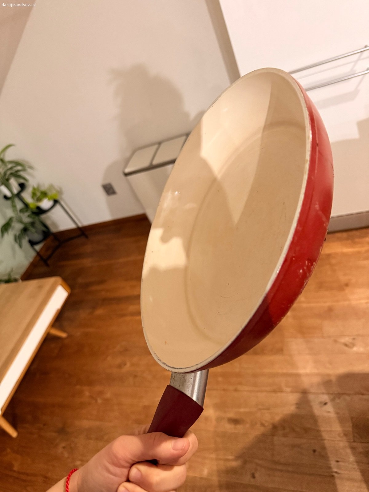 Nádobí. Daruji za odvoz pánev Tefal v dobrém stavu a hrnec na vaření.  Třeba někomu ještě poslouží :-)