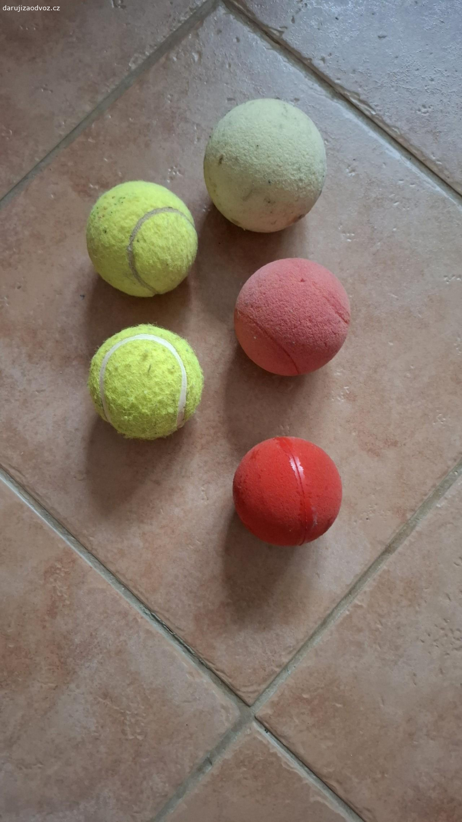 Nálepky,hra,míčky,.... Daruji za odvoz nálepky, papírovou hru,jednorázové bryndáčky, 
míčky - vhodné spíše na hraní pro zvířátka, plastové obaly.
Osobní převzetí v Ostrém Kameni.
Neposílám.