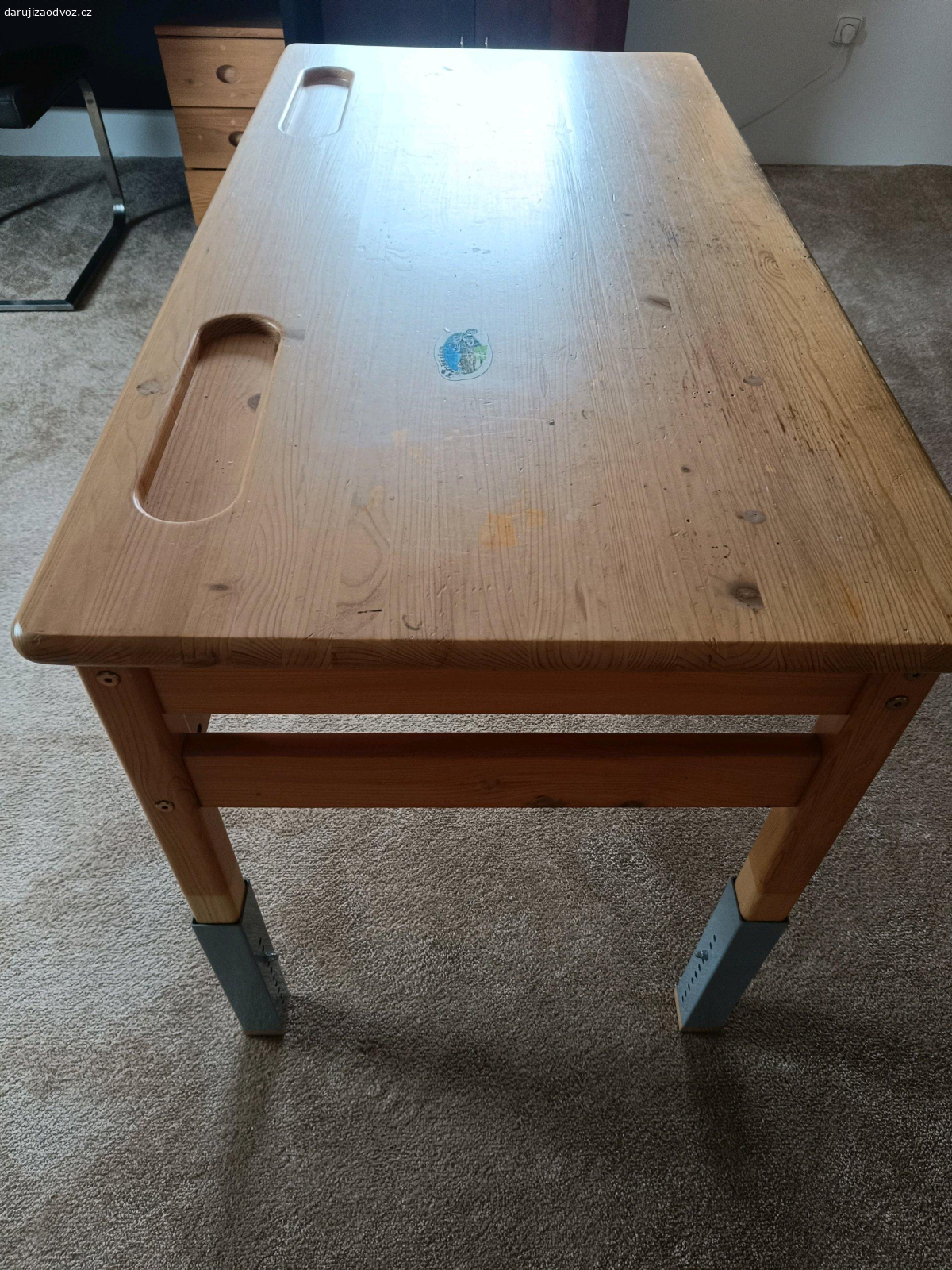 Nastavitelný stůl. Daruji stůl s možností nastavit výšku.
šířka: 125cm
délka: 64cm
výška: 62cm až 80cm
Prosím volat na SMS ne vždy odpovídám.