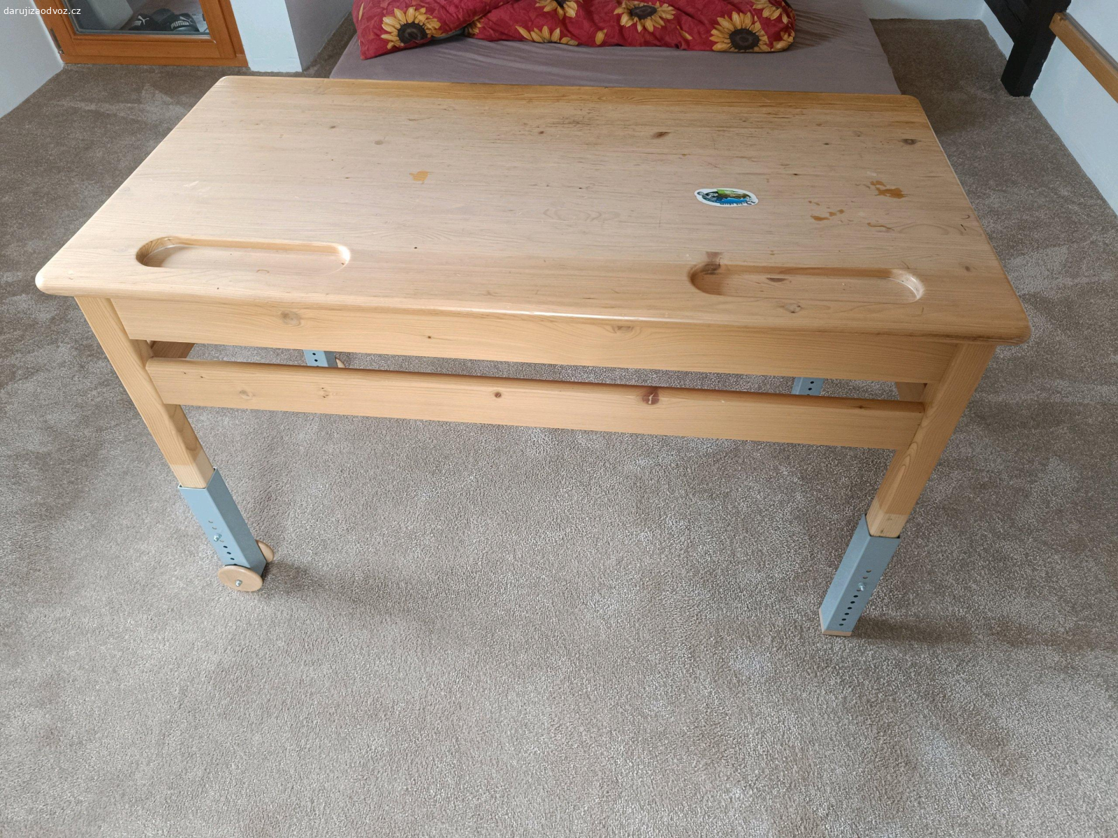 Nastavitelný stůl. Daruji stůl s možností nastavit výšku.
šířka: 125cm
délka: 64cm
výška: 62cm až 80cm
Prosím volat na SMS ne vždy odpovídám.