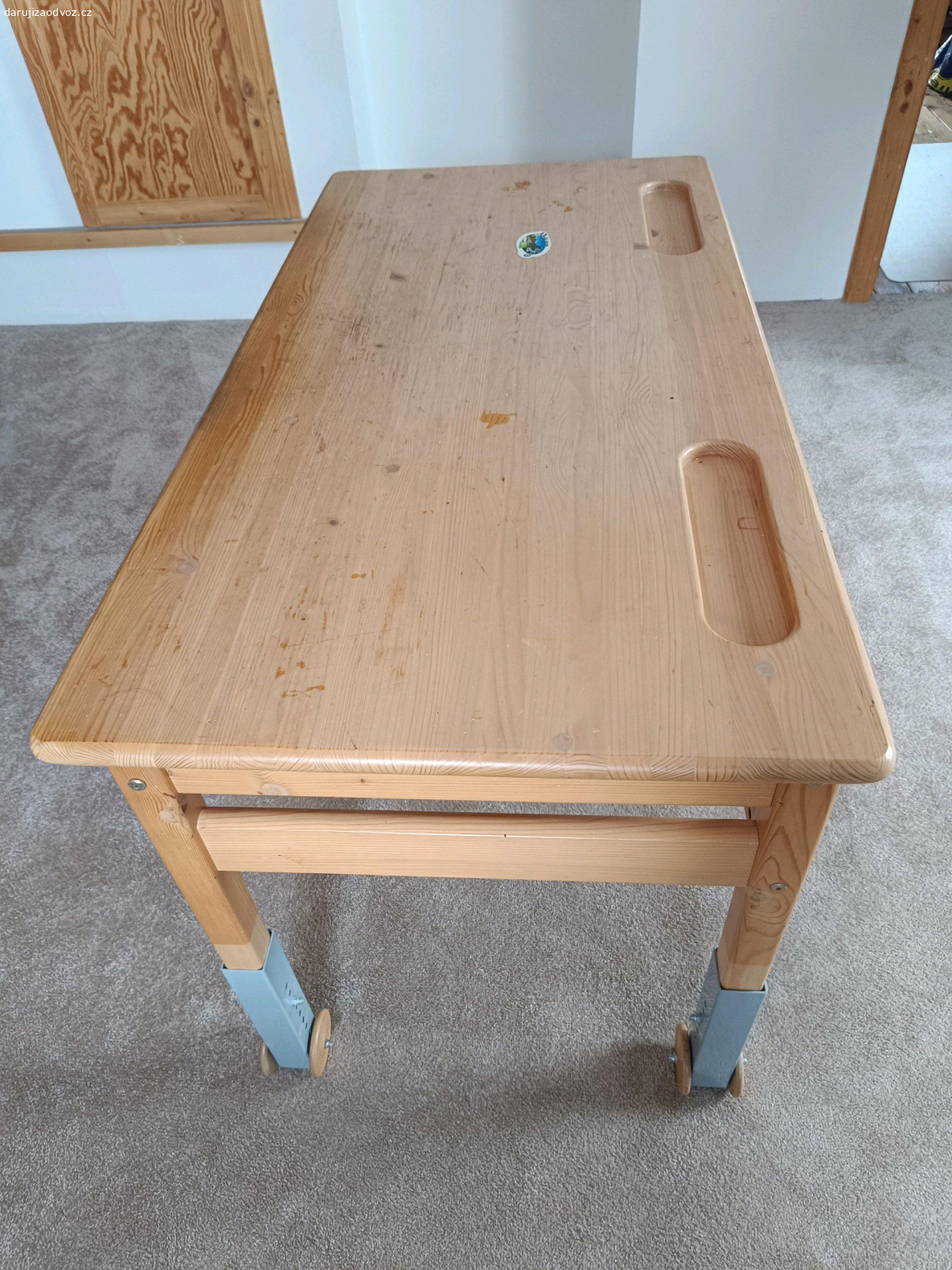 Nastavitelný stůl. Daruji stůl s možností nastavit výšku.
šířka: 125cm
délka: 64cm
výška: 62cm až 80cm
Prosím volat na SMS ne vždy odpovídám.