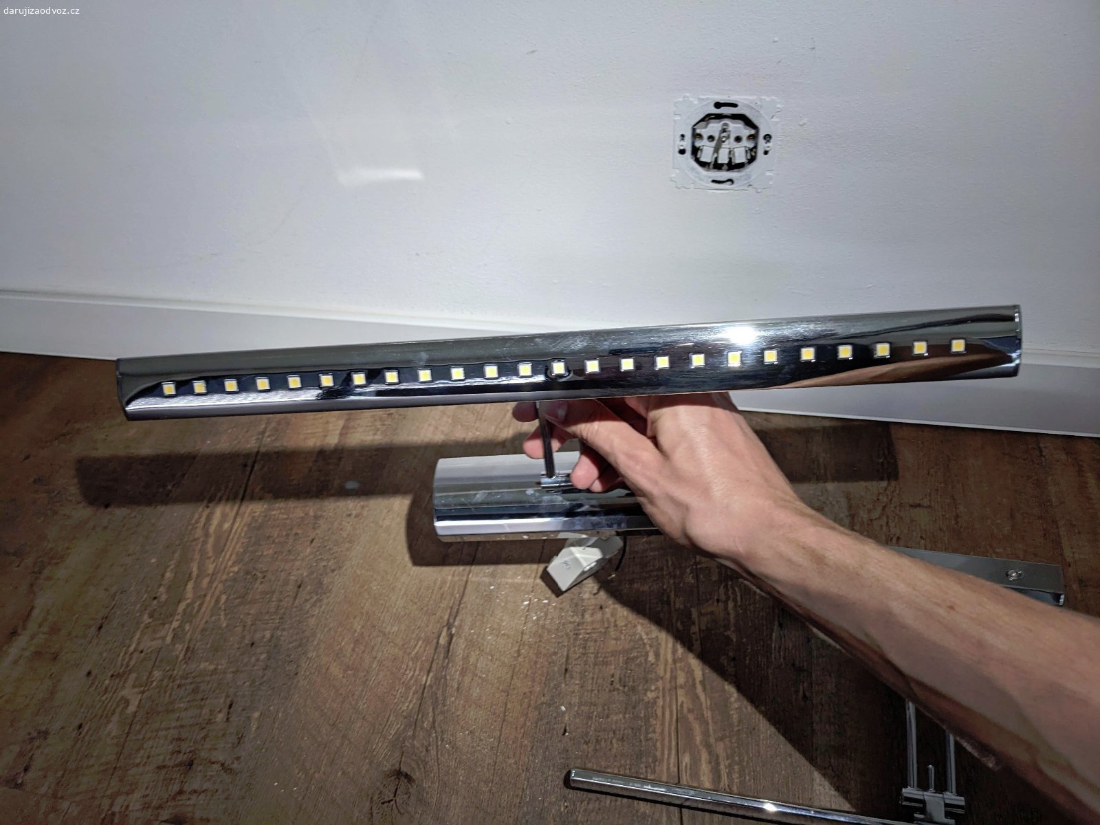Nástěnná LED lampa 2x. Napájení přímo 230 V.
Daruji za odvoz.
K vyzvednutí na Praze 4.