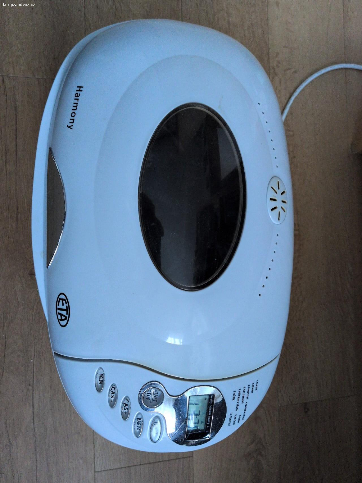 Nefunkční domácí pekárna. Pekárna ETA 2149. Elektronicky funkční, ovšem hřídele pro hnětací háky se netočí (pravděpodobně prasklý řemen). Vnitřní nádoba je poškrábaná a bez háků.