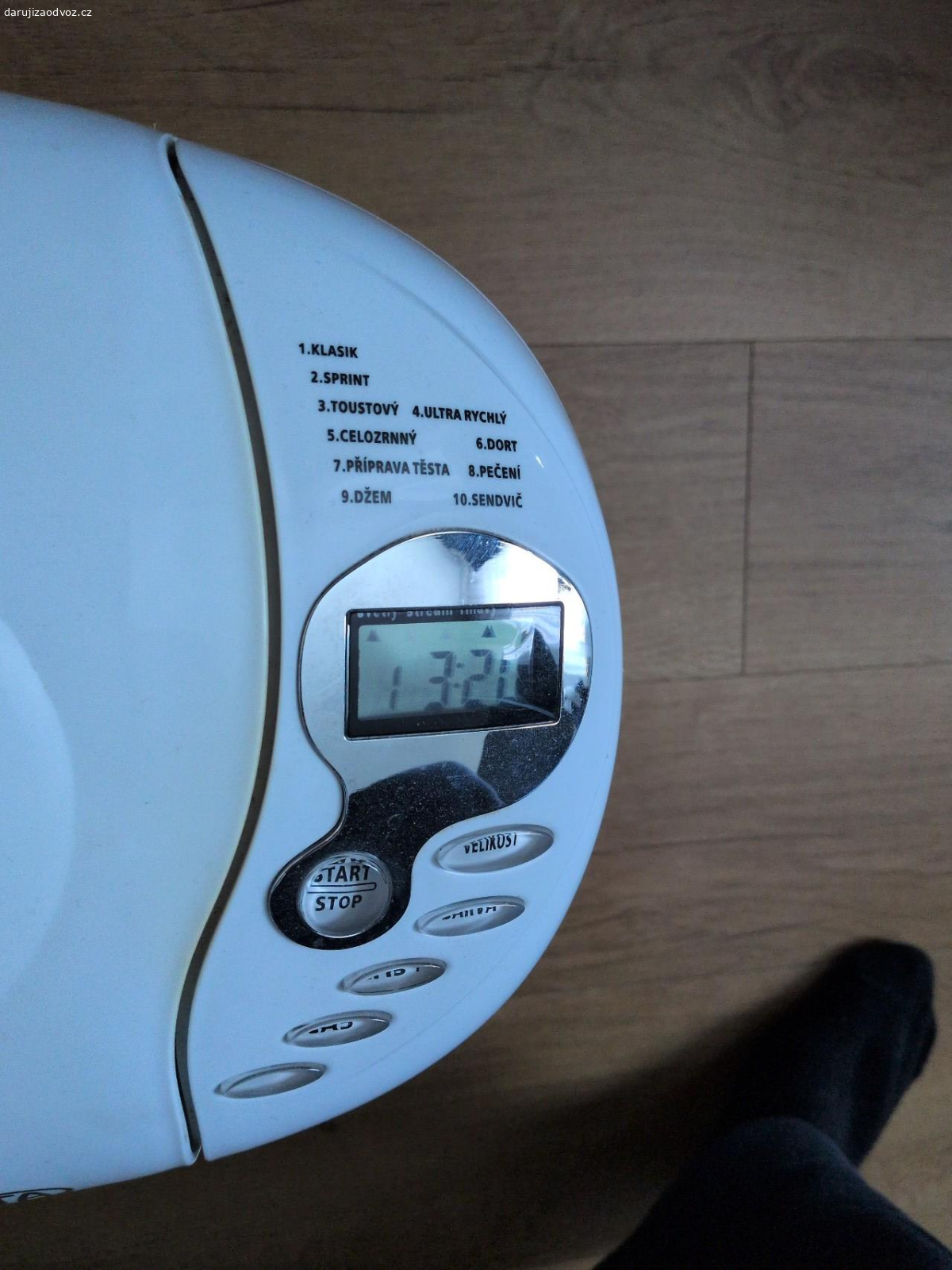 Nefunkční domácí pekárna. Pekárna ETA 2149. Elektronicky funkční, ovšem hřídele pro hnětací háky se netočí (pravděpodobně prasklý řemen). Vnitřní nádoba je poškrábaná a bez háků.
