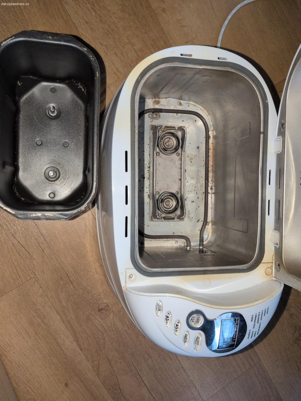 Nefunkční domácí pekárna. Pekárna ETA 2149. Elektronicky funkční, ovšem hřídele pro hnětací háky se netočí (pravděpodobně prasklý řemen). Vnitřní nádoba je poškrábaná a bez háků.