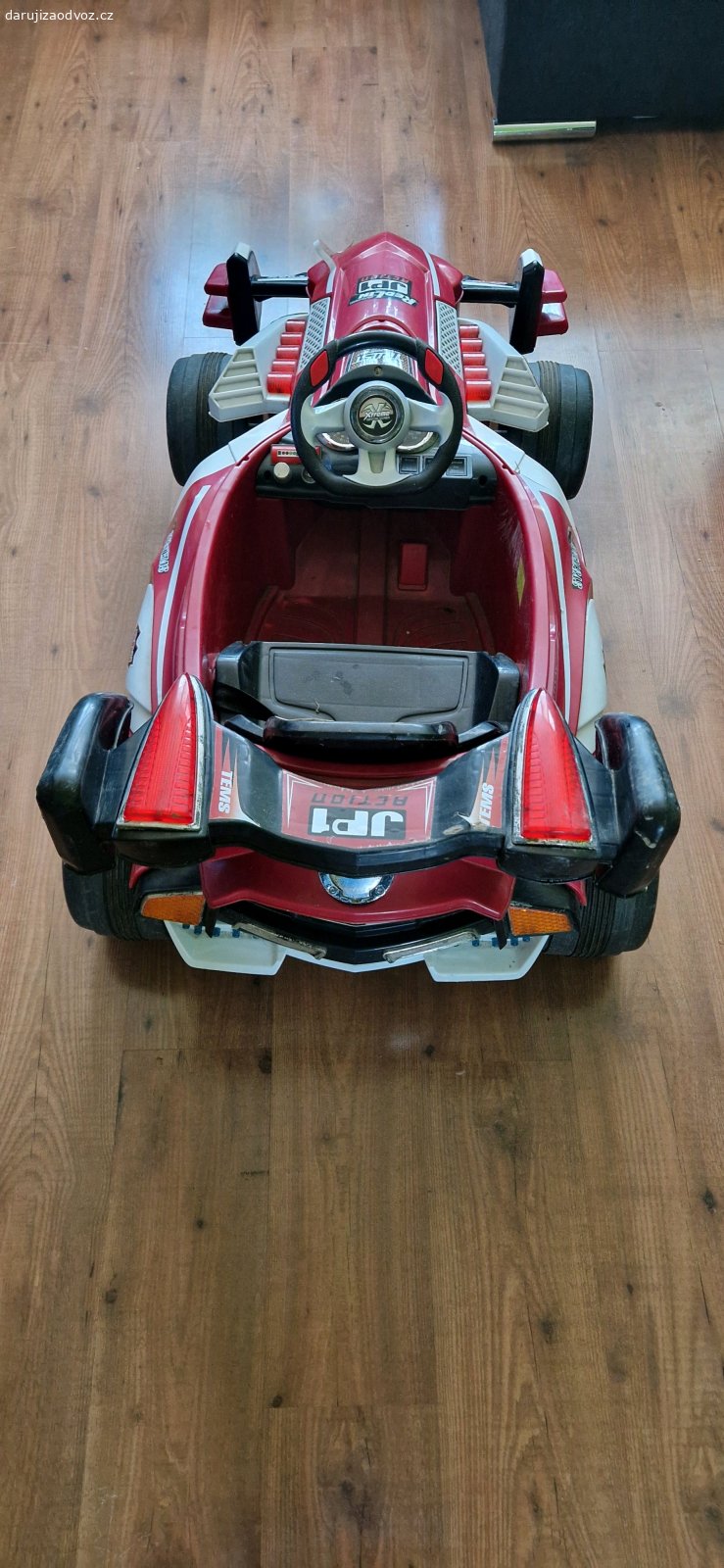 rezervováno formule na baterky. Daruji nefunkční elektroauto "formule". Auto je na dvě baterie, z toho jedna je nefunkční a druhá před smrtí. Zkoušel jsem připojit na 12v baterií z jiného auta a i tak auto nefunguje.