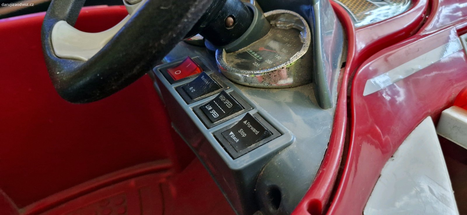 rezervováno formule na baterky. Daruji nefunkční elektroauto "formule". Auto je na dvě baterie, z toho jedna je nefunkční a druhá před smrtí. Zkoušel jsem připojit na 12v baterií z jiného auta a i tak auto nefunguje.