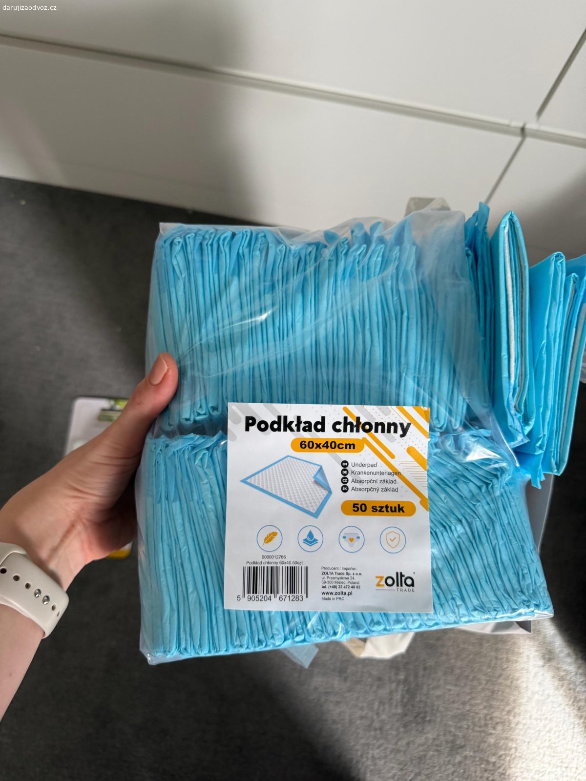 Nejake drobnosti pro budouci maminku. Po dítěti zůstaly různé drobnosti: pleny, vložky do podprsenky, chladivé vložky na bradavky, nová sada hřebínků, jednorázové podložky a nepoužitý dudlík na láhev.
