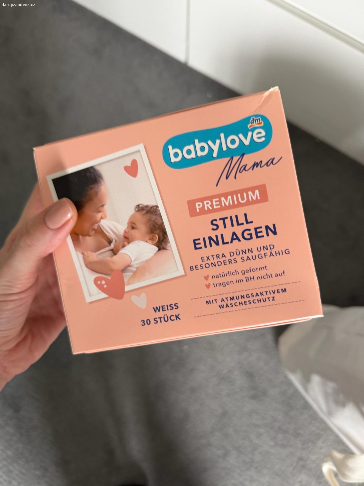 Nejake drobnosti pro budouci maminku. Po dítěti zůstaly různé drobnosti: pleny, vložky do podprsenky, chladivé vložky na bradavky, nová sada hřebínků, jednorázové podložky a nepoužitý dudlík na láhev.