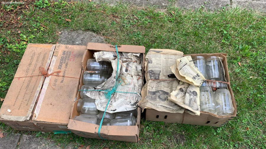 Několik krabic starých zavařovaček