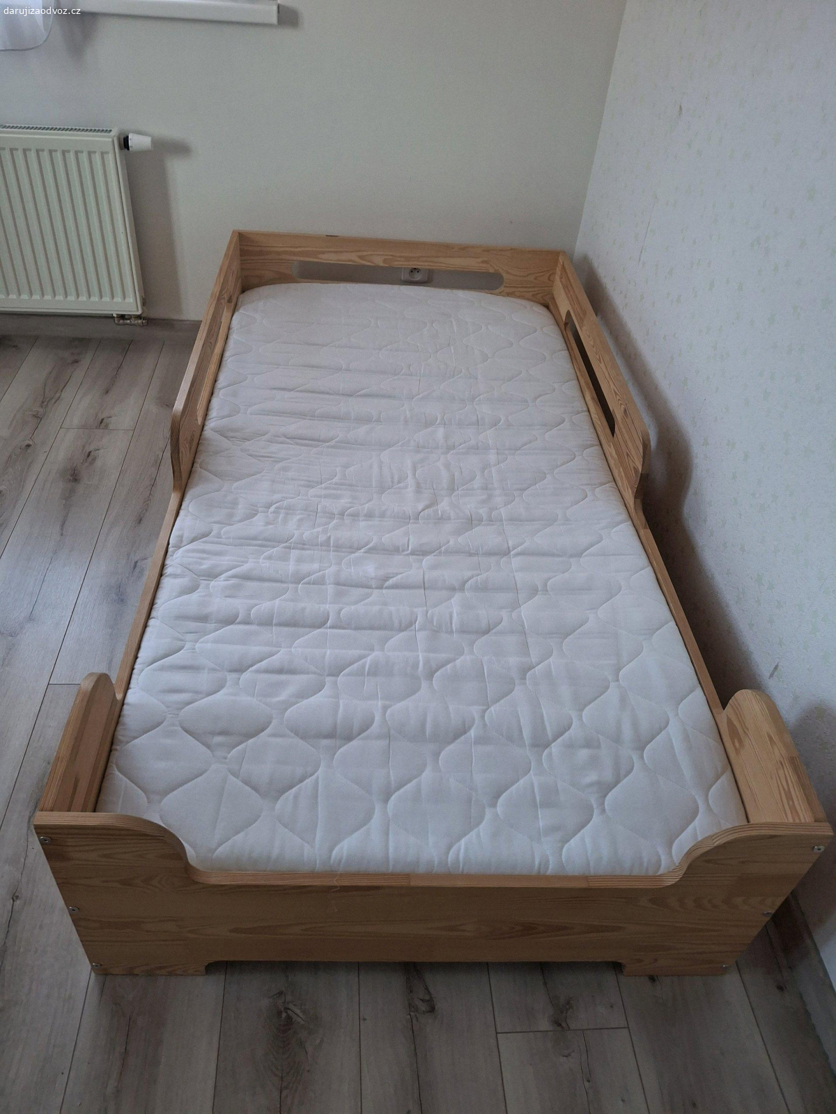 Nizka postel 180x90. Daruji nizkou drevenou postel, jako nova. Matrace uzivana 4 roky, spise na vymenu. Jen osobni odvoz