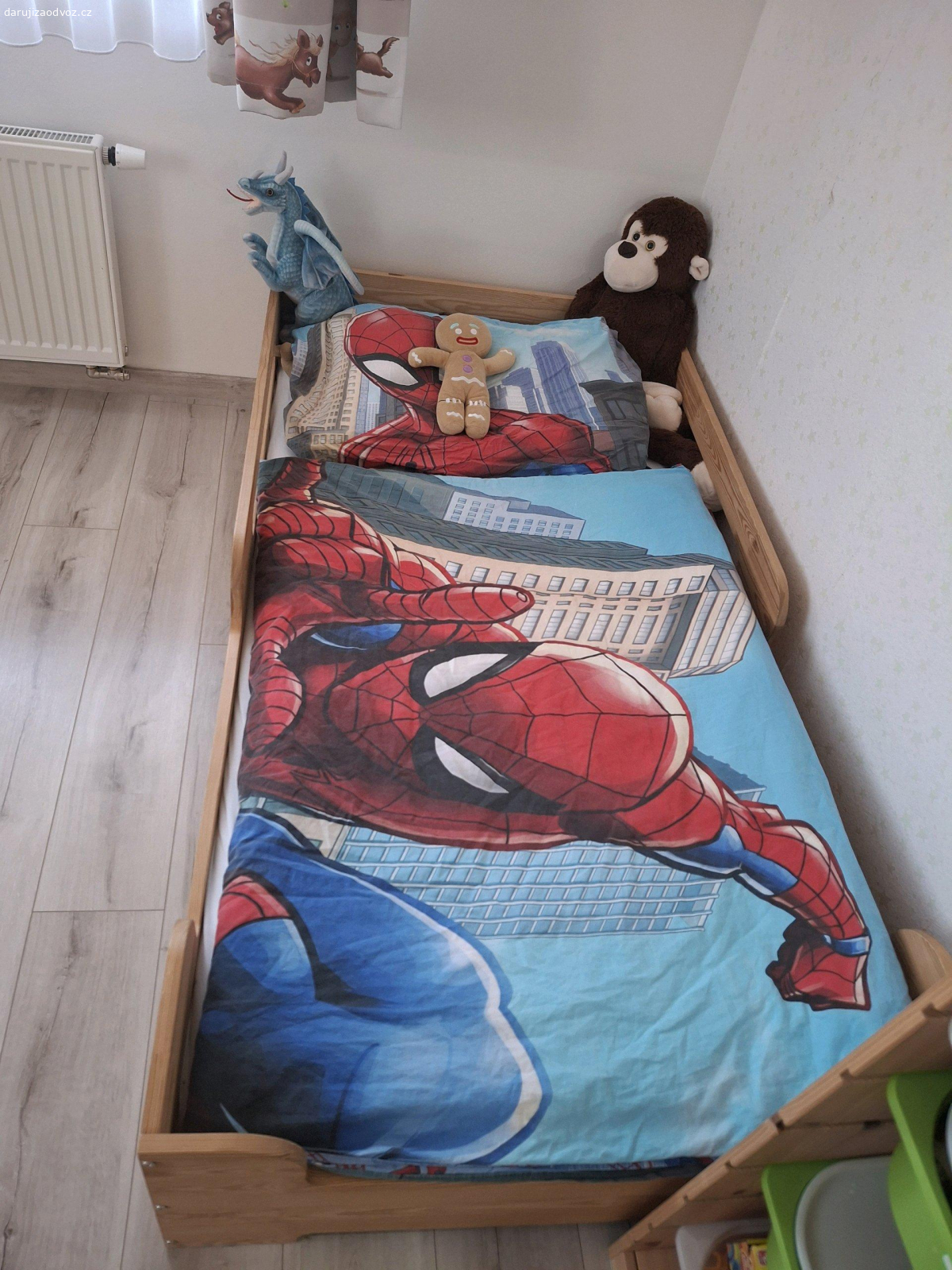 Nizka postel 180x90. Daruji nizkou drevenou postel, jako nova. Matrace uzivana 4 roky, spise na vymenu. Jen osobni odvoz