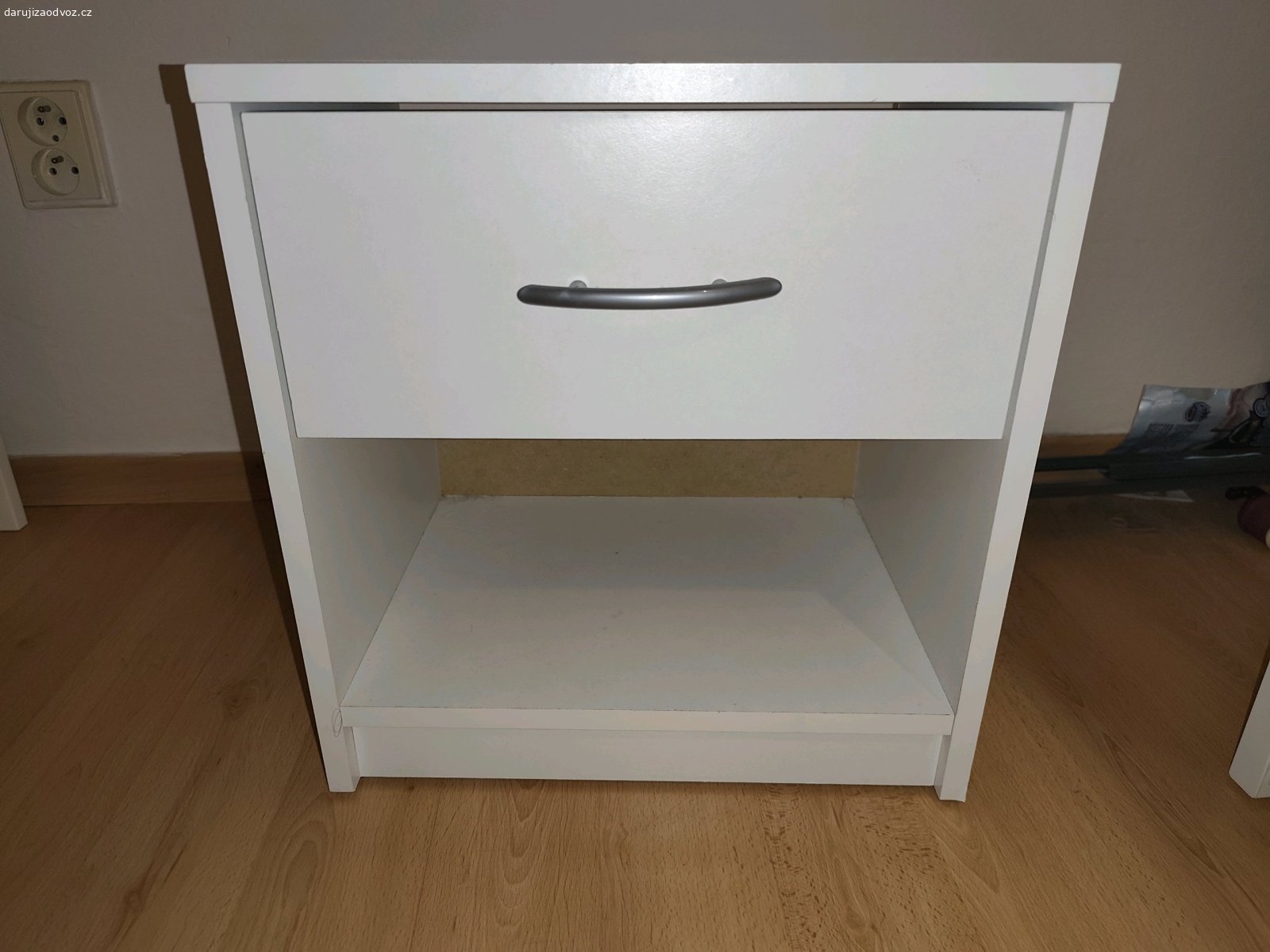 Noční stolek. Daruji noční stolek.