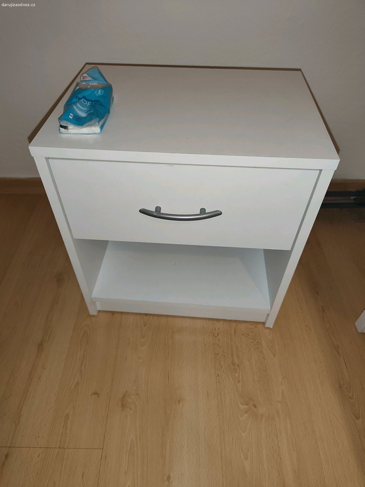 Noční stolek. Daruji noční stolek.