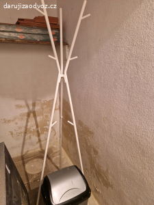 noční stolky, stůl pod televizi