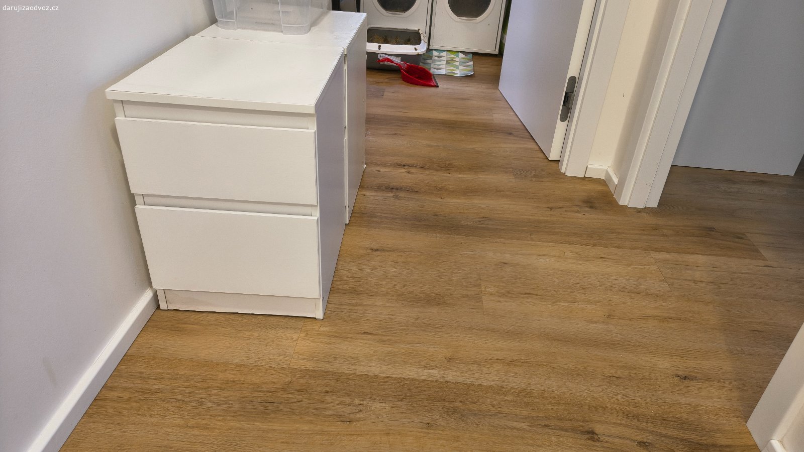 Nocni stolky. Daruju 2 noční stolky ikea, s šuplíky. Osobní vyzvednutí Praha Liben.