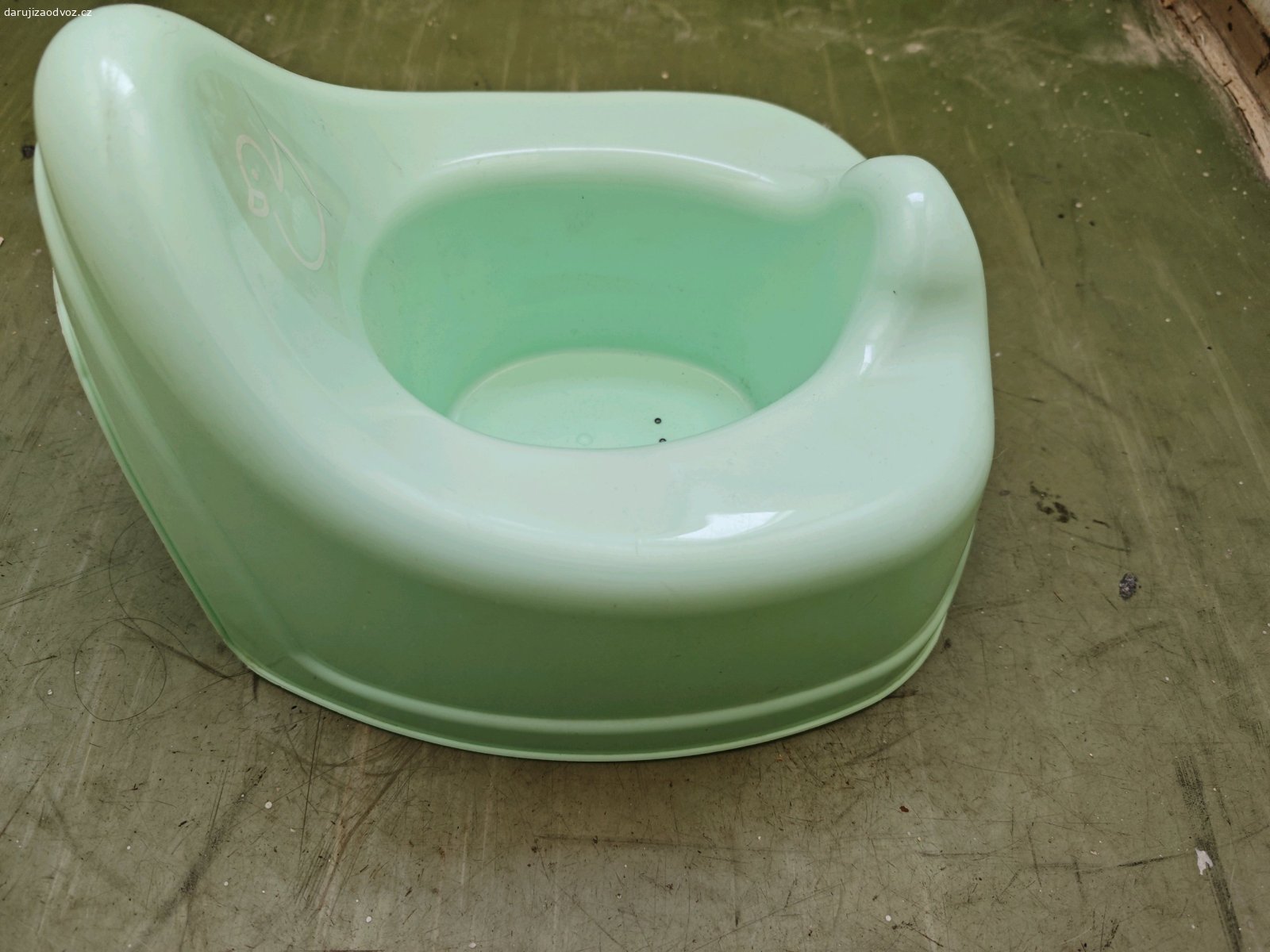Nočník. Nočník, nikdy nepoužívaný, ale nutno umýt. Hraje při tekutině, ale vhodné koupit novou baterku. Lehký plast.