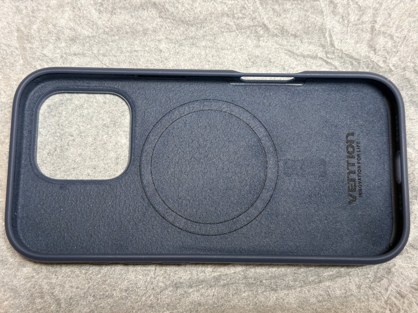 Nové MagSafe pouzdro iPhone 16 Pro Vention Midnigh. Nové silikonové pouzdro pro iPhone 16 Pro, nakonec jsem vzal čiré a toto tedy nevyužiji. Používáno cca dva dny. Bez vad.

Nerezervuji, pouze osobní předání v Roudnici nad Labem.

Ovoce nebo sladkost pro děti potěší, není podmínkou.