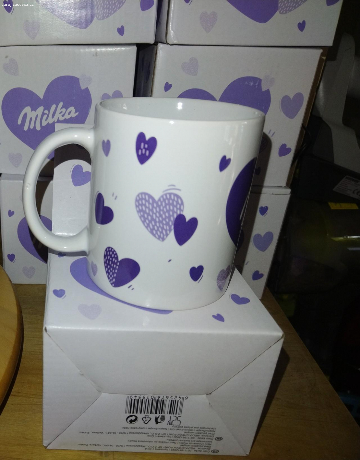 Nový hrnek Milka s krabičkou. Nabízím nový hrnek Milka s originál krabičkou, předám v Praze 10 Strašnice, čokoláda Milka potěší, není podmínkou.