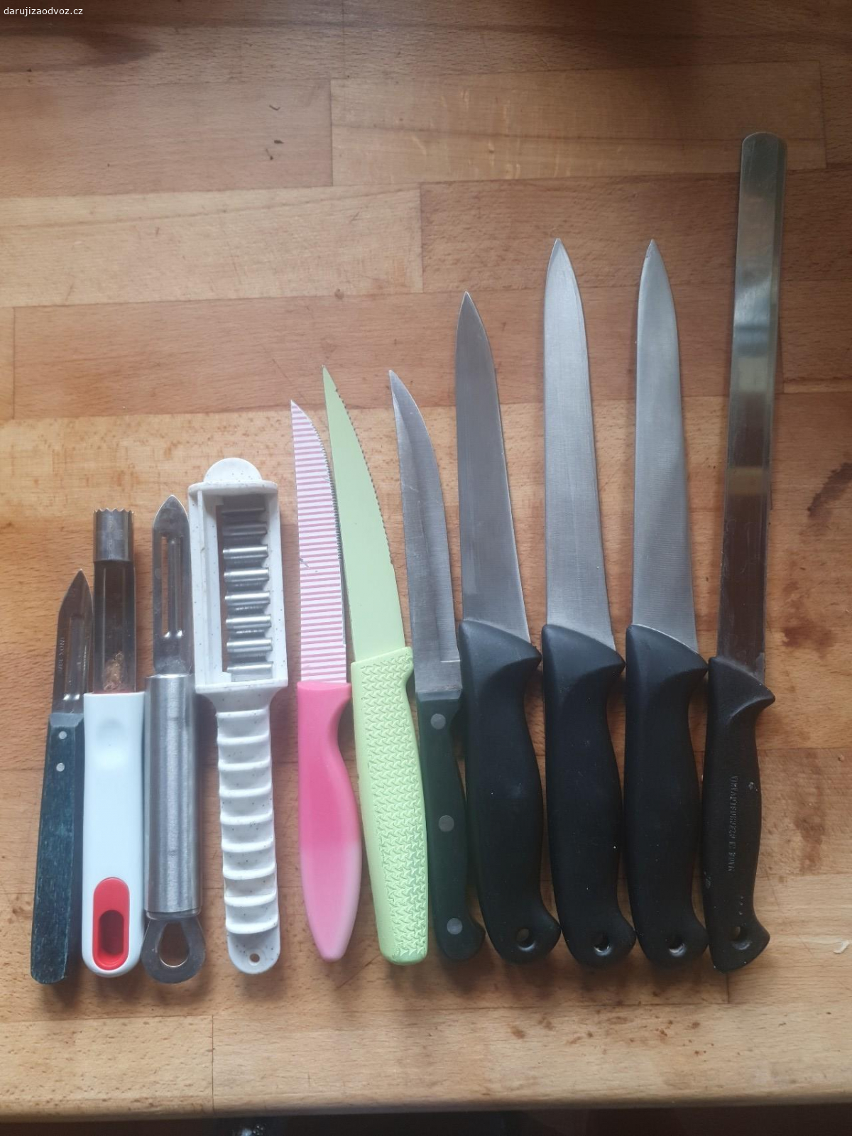 Nože, škrabky. Darujeme přebytečné nože a škrabky. Škrabka vlevo je cca 15 cm dlouhá. 
Možnost předání v Praze nebo v Českém Brodě.