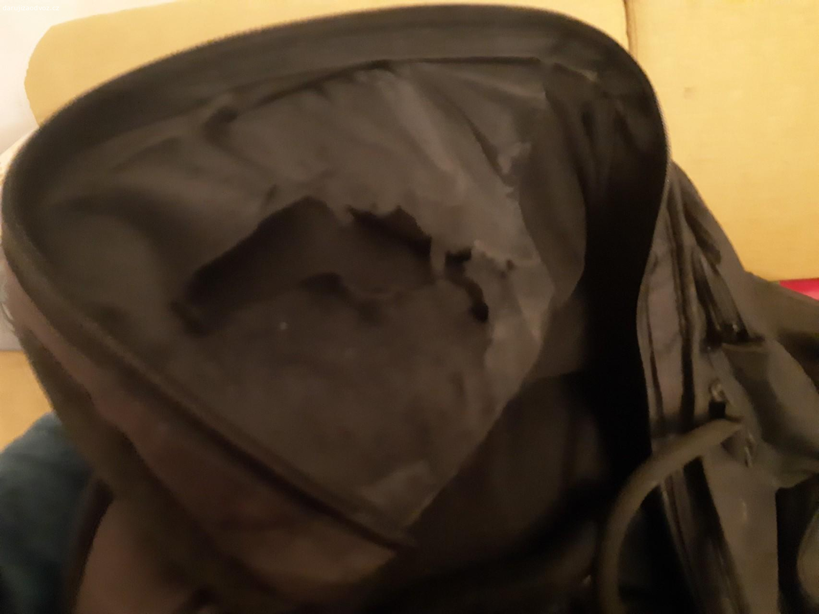 obal na kytaru. pevny, prostorné kapsy, jednou sešity a uvnitř natrzeny (viz foto).