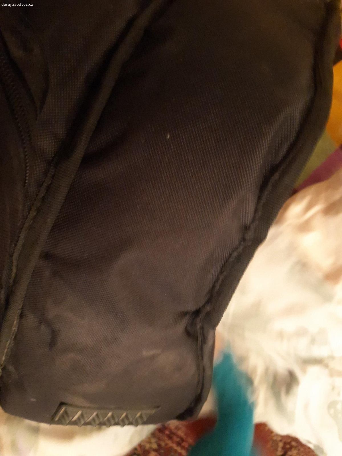 obal na kytaru. pevny, prostorné kapsy, jednou sešity a uvnitř natrzeny (viz foto).