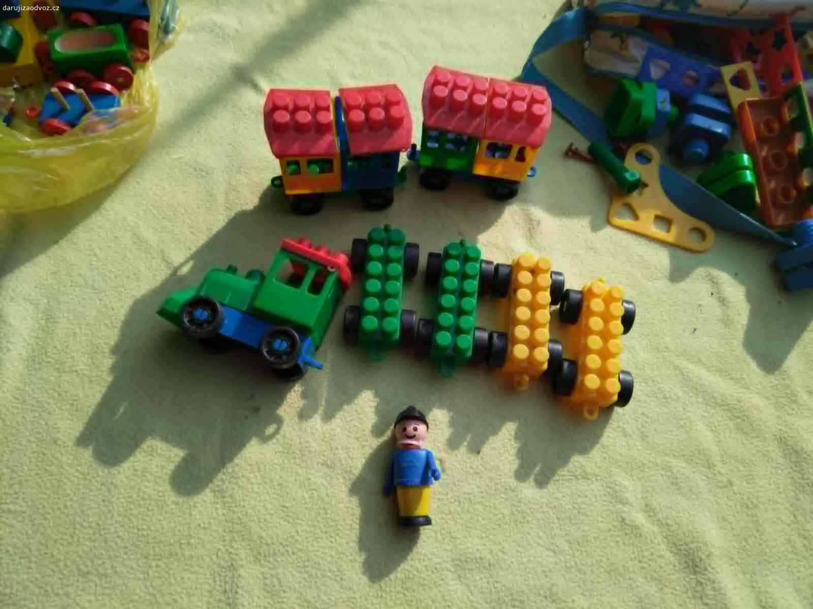 Oblečení na kluka cca 1 rok, hračky - mašinky. Daruji ( třeba za  čokoládu Milka - není podmínkou) oblečení na chlapečka od cca jednoho roku. Dále přidám dřevěné a plastové mašinky a hračky na šroubování. Odvoz Praha 10-Strašnice, uvítám rychlé jednání. Pro rychlejší komunikaci prosím volejte na mobil u inzerátu.