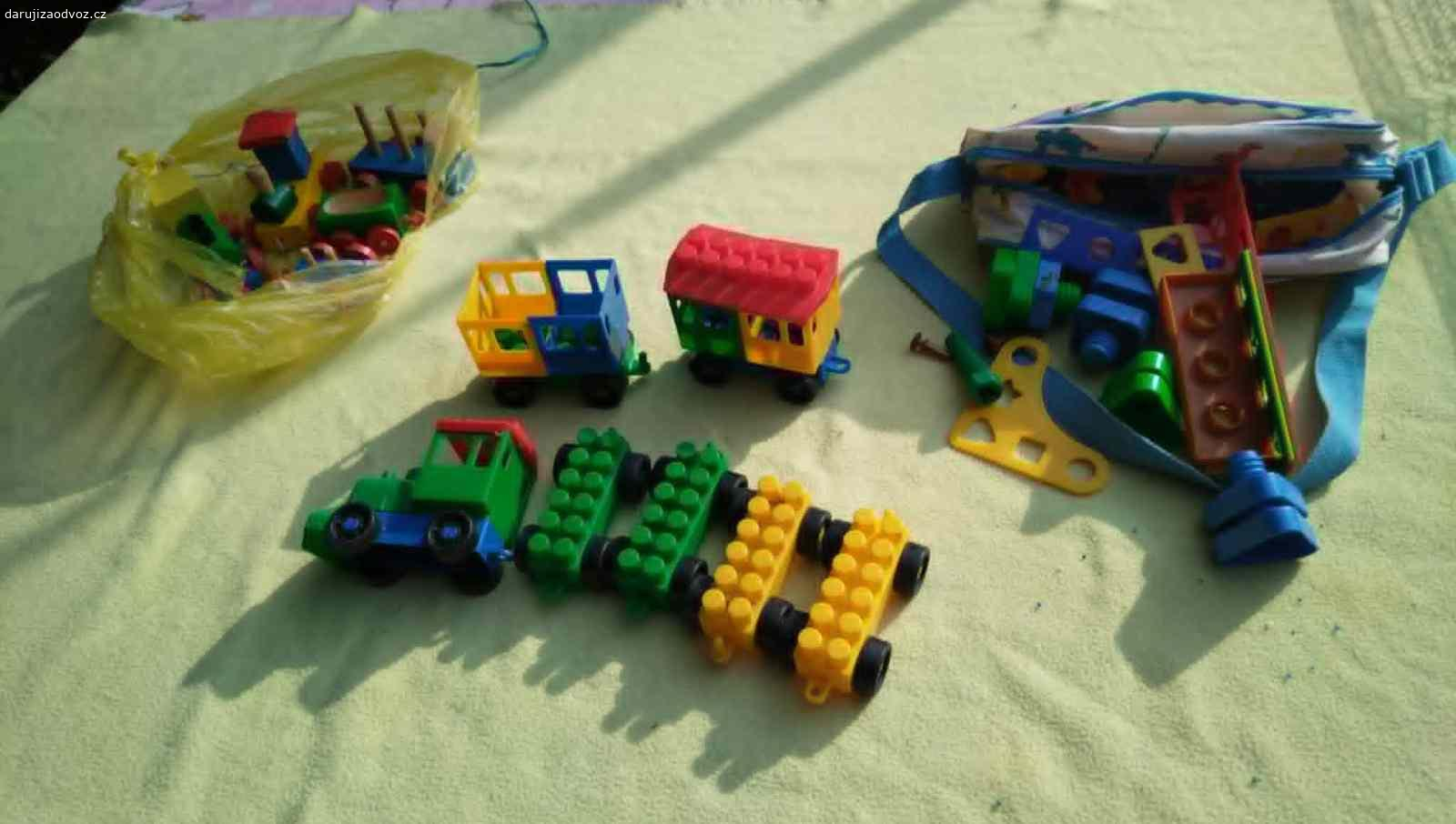 Oblečení na kluka cca 1 rok, hračky - mašinky. Daruji ( třeba za  čokoládu Milka - není podmínkou) oblečení na chlapečka od cca jednoho roku. Dále přidám dřevěné a plastové mašinky a hračky na šroubování. Odvoz Praha 10-Strašnice, uvítám rychlé jednání. Pro rychlejší komunikaci prosím volejte na mobil u inzerátu.