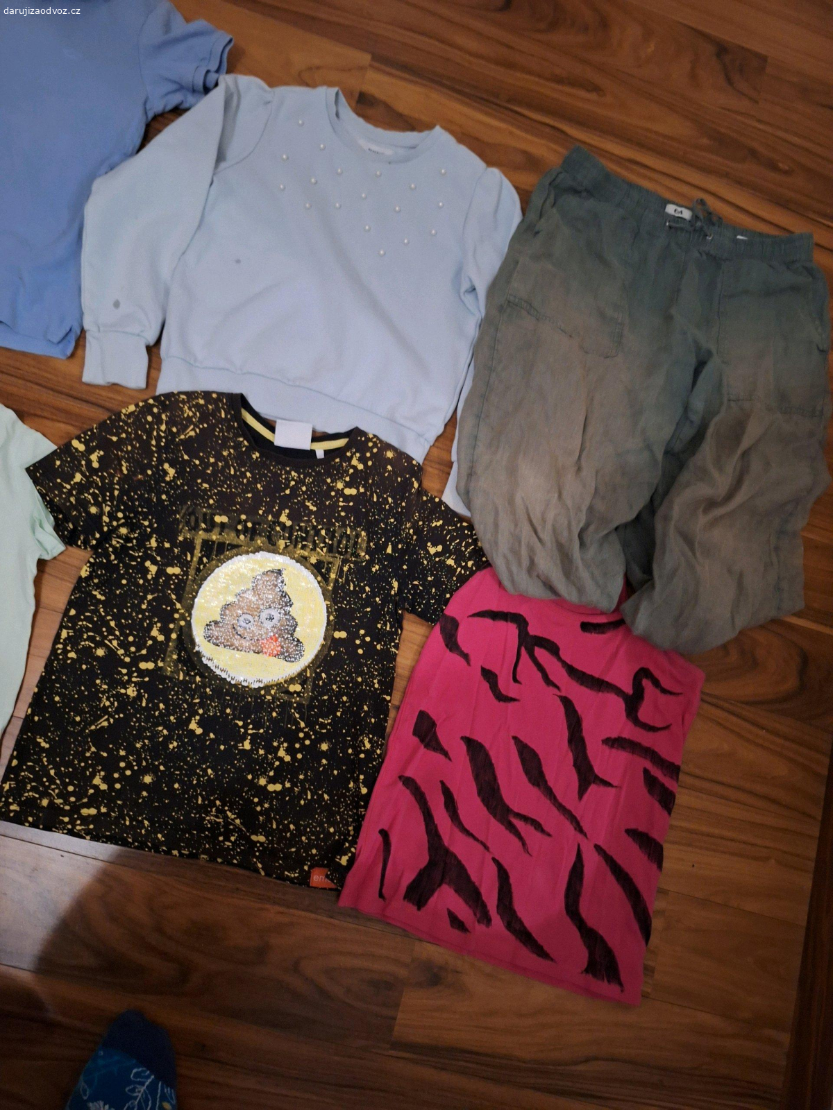 oblečení na látku / něco na donošení. 1.taška s starými ponožkami/slipy nesmrdí nic jsou vyprané 
2.košilové tričko má malý bílí flek na zádech 
3.mikina má 2 flíčky viz foto
4lněné kalhoty mají díru na zadlu strácí barvu
5prostěradlo má díru 
6/7 trička 1. má 2 flícky 2. je troxhu odbarvené měnící nápis
8tílko pokreslené