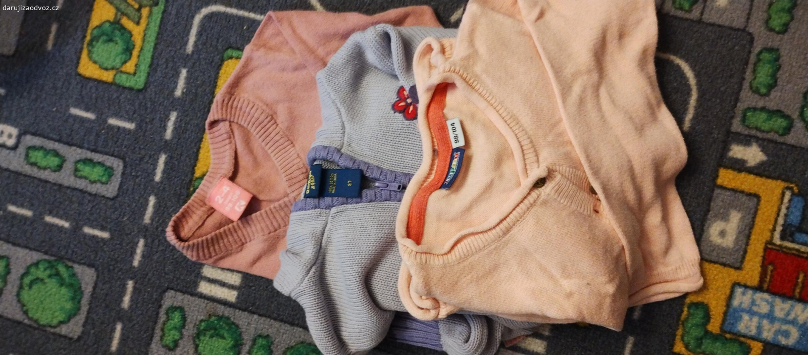 Oblečení pro holčičku  98-104. taška oblečení pro holčičku v dobrém až výborném stavu, vhodné pro věk cca 3-4 roky, taška obsahuje i další věci než je na fotkách