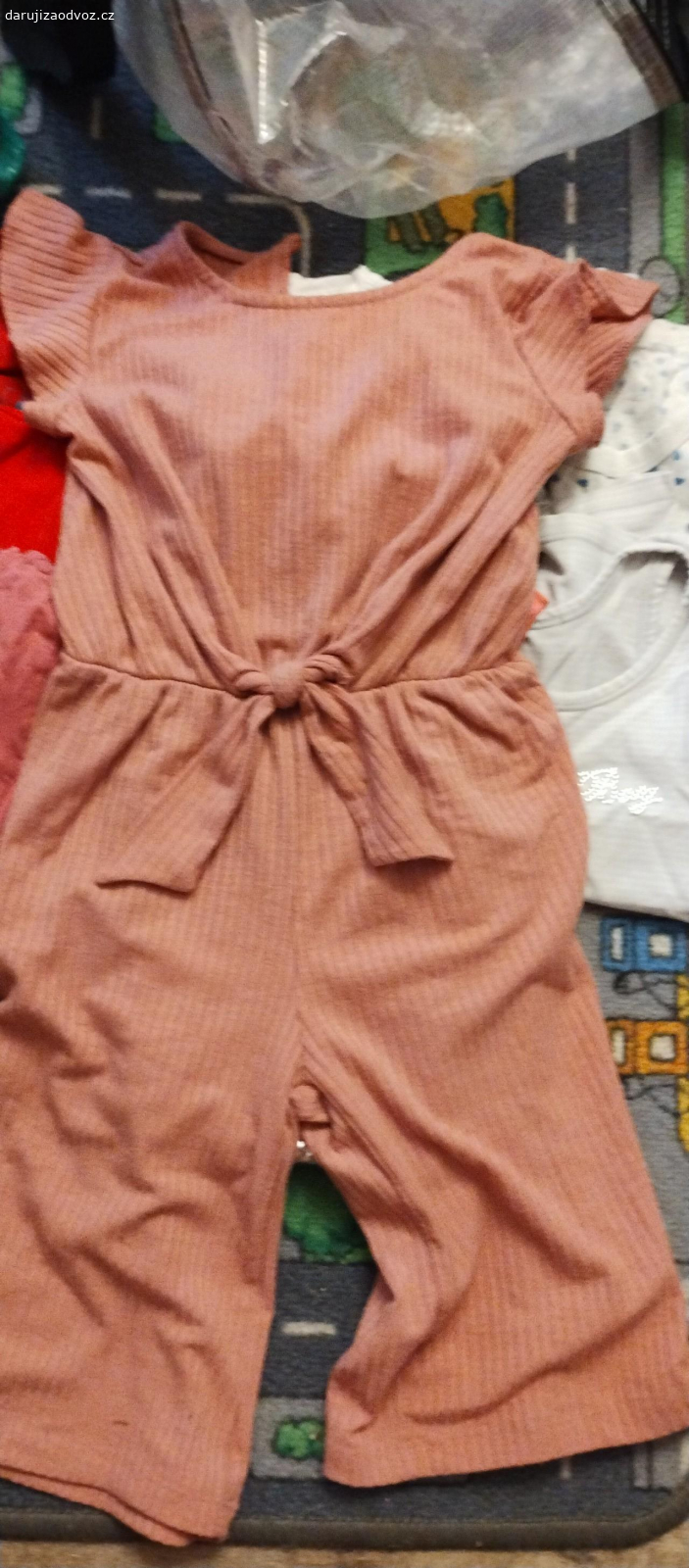 Oblečení pro holčičku  98-104. taška oblečení pro holčičku v dobrém až výborném stavu, vhodné pro věk cca 3-4 roky, taška obsahuje i další věci než je na fotkách