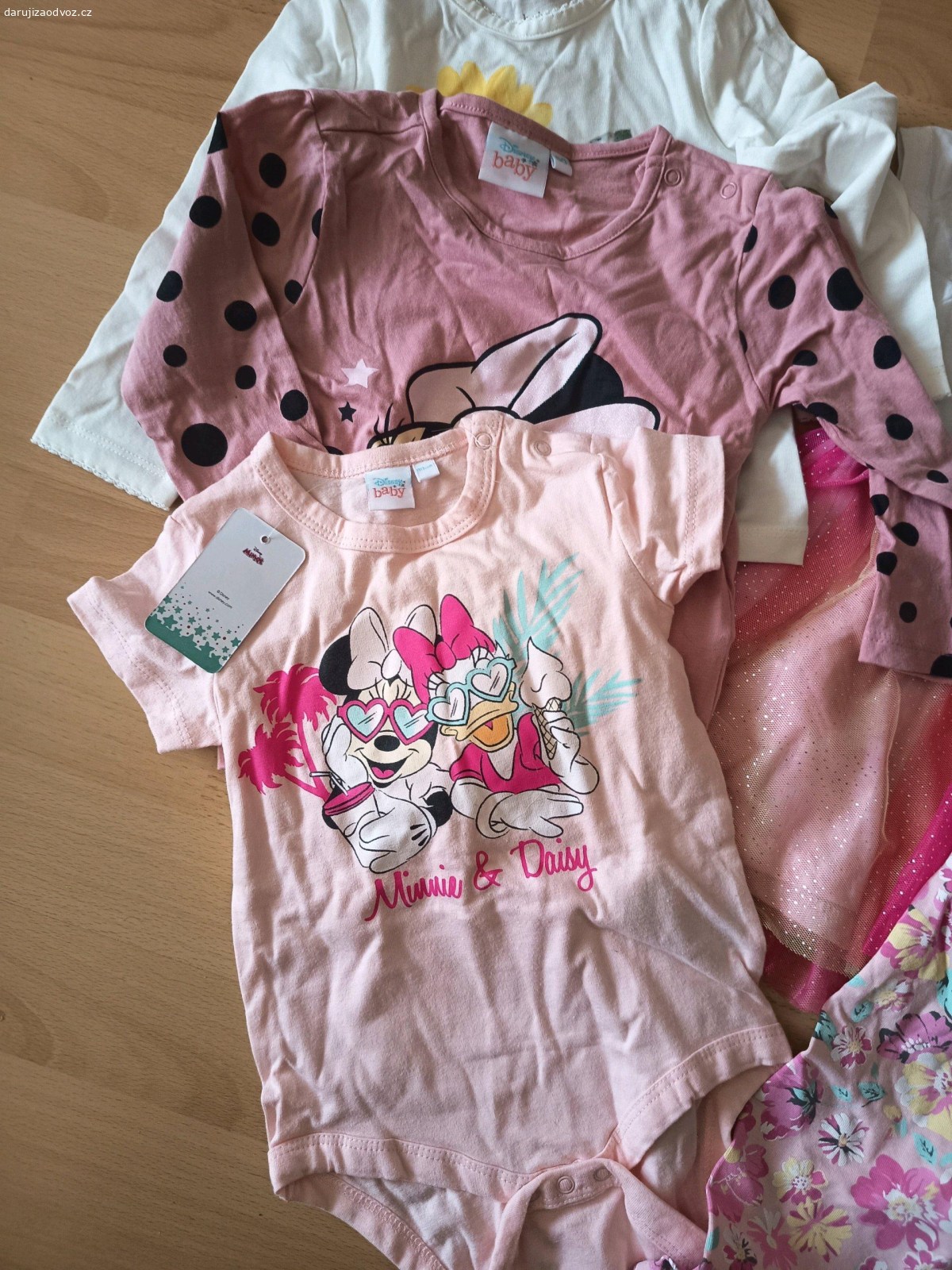 Oblečení pro holčičku. Vše nepoužité, některé věci s visackou, velikosti od 68 do 80, k vyzvednutí na Černém Mostě, v případě zájmu prosím pište SMS