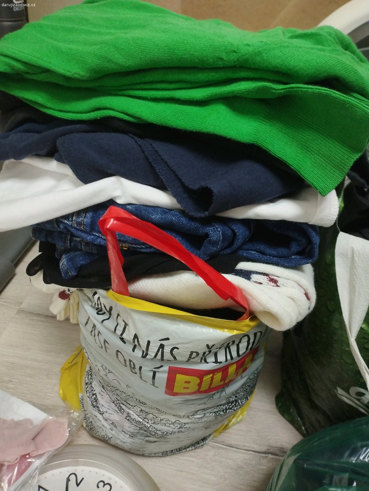 oblečení xs/s. Darujem balík oblečeni velkosti XS/S