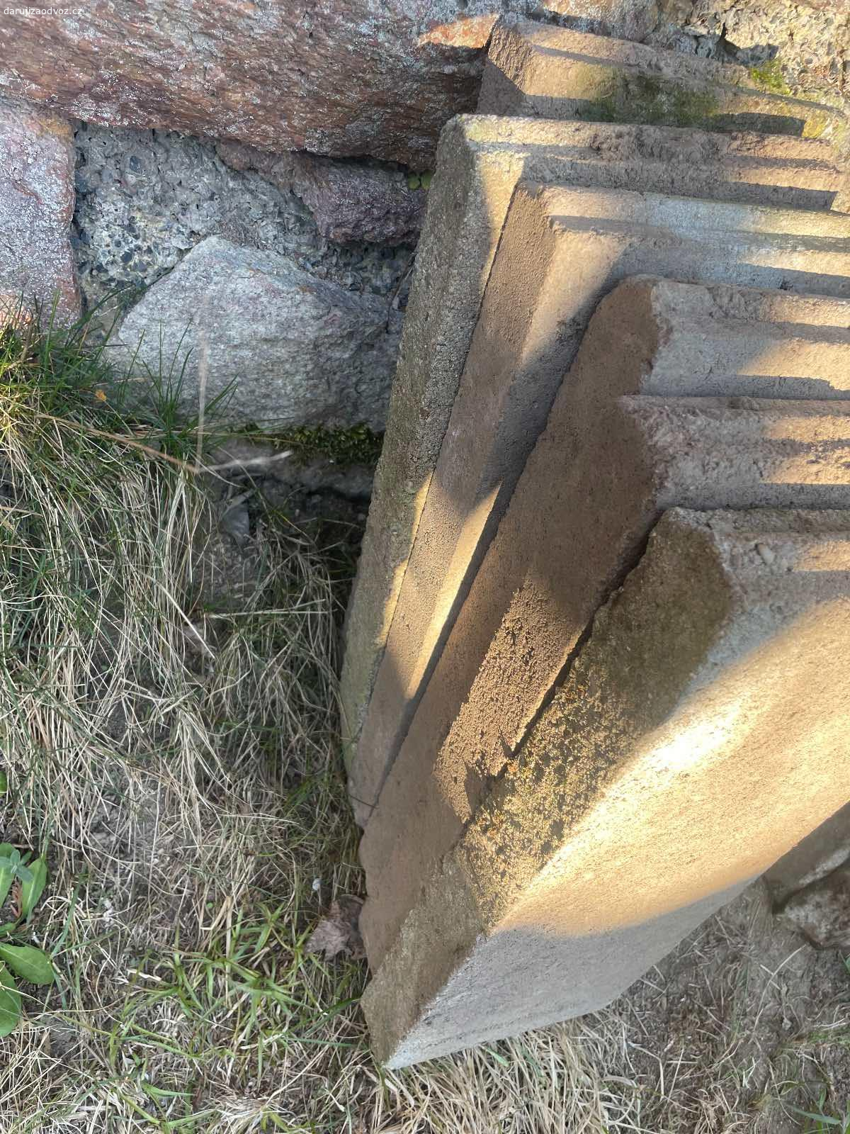 Betonový obrubník - 50 x 20 cm (6ks) - ZA ODVOZ. Daruji ZA ODVOZ betonový obrubník, rozměr: 50 x 20 cm (6ks). K vyzvednutí po předchozí domluvě u Zbečna na Rakovnicku (50 min od Prahy). Daruji další věci za ODVOZ viz. inzeráty!
