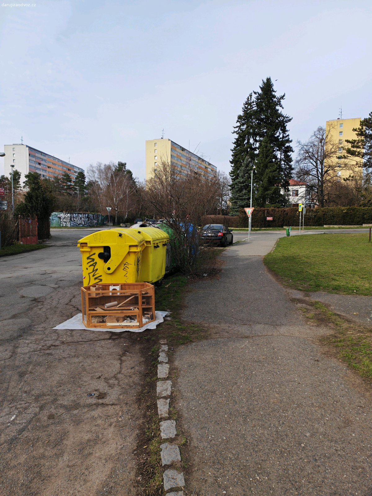 Obydlí pro křečka (asi, nevím). Šel jsem pouze kolem... S největší pravděpodobností tam stále je. K nalezení u popelnic u stanice busu V zátiší, v ulici Nad Zátiším, vedoucím kolem fotbalového hřiště Tempa na Praze 4.

Prosím, nekontaktujte mě. Pouze předávám informaci zájemcům z okolí.