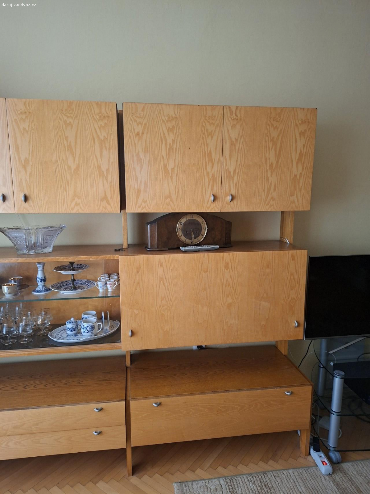 obývací stěna + jídelní stul. Stěna z sedmdesátých let v  dobrém stavu odnesete z druhého  patra bez výtahu nerozeznání do 3.9.2025