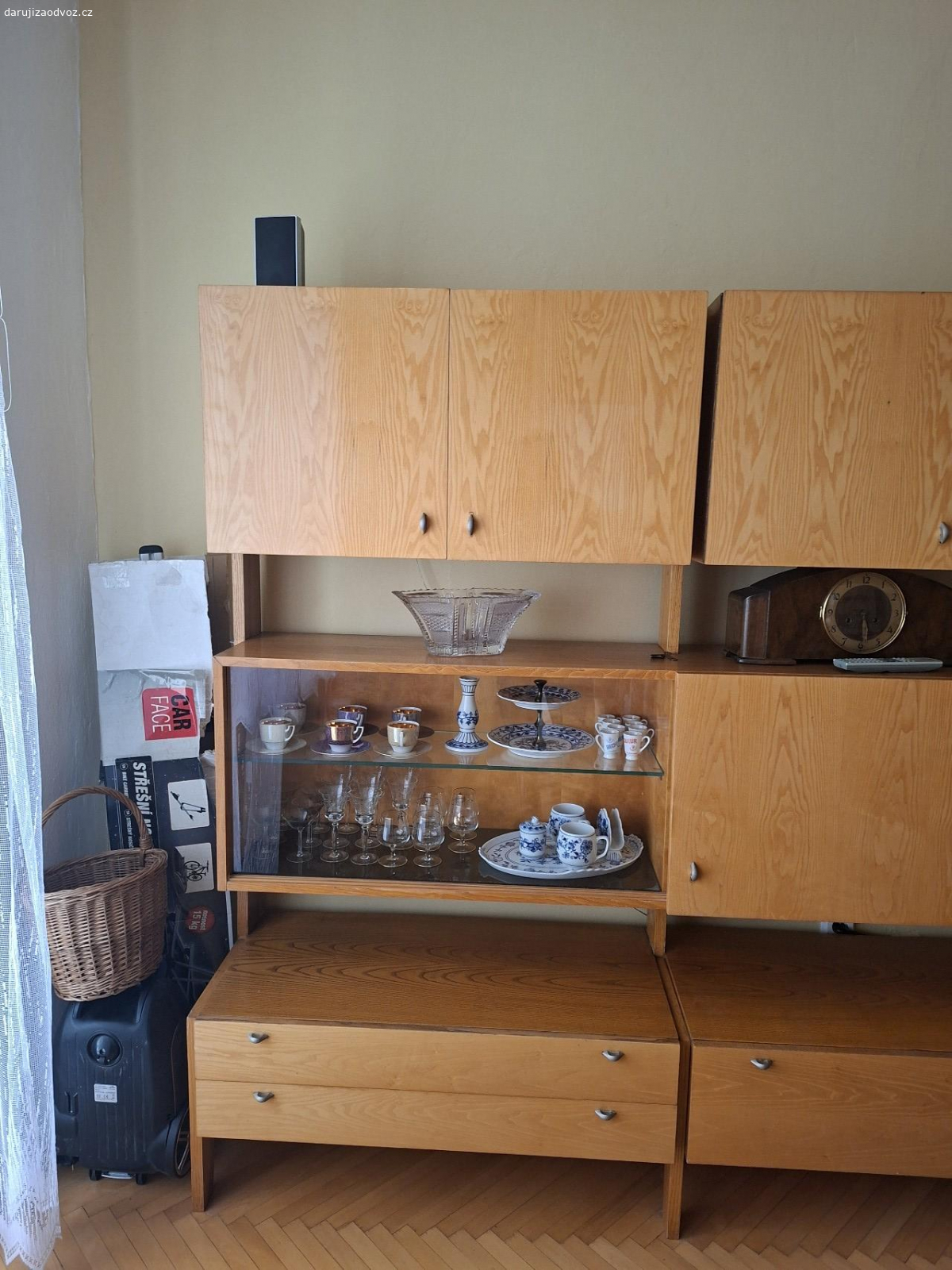 obývací stěna + jídelní stul. Stěna z sedmdesátých let v  dobrém stavu odnesete z druhého  patra bez výtahu nerozeznání do 3.9.2025