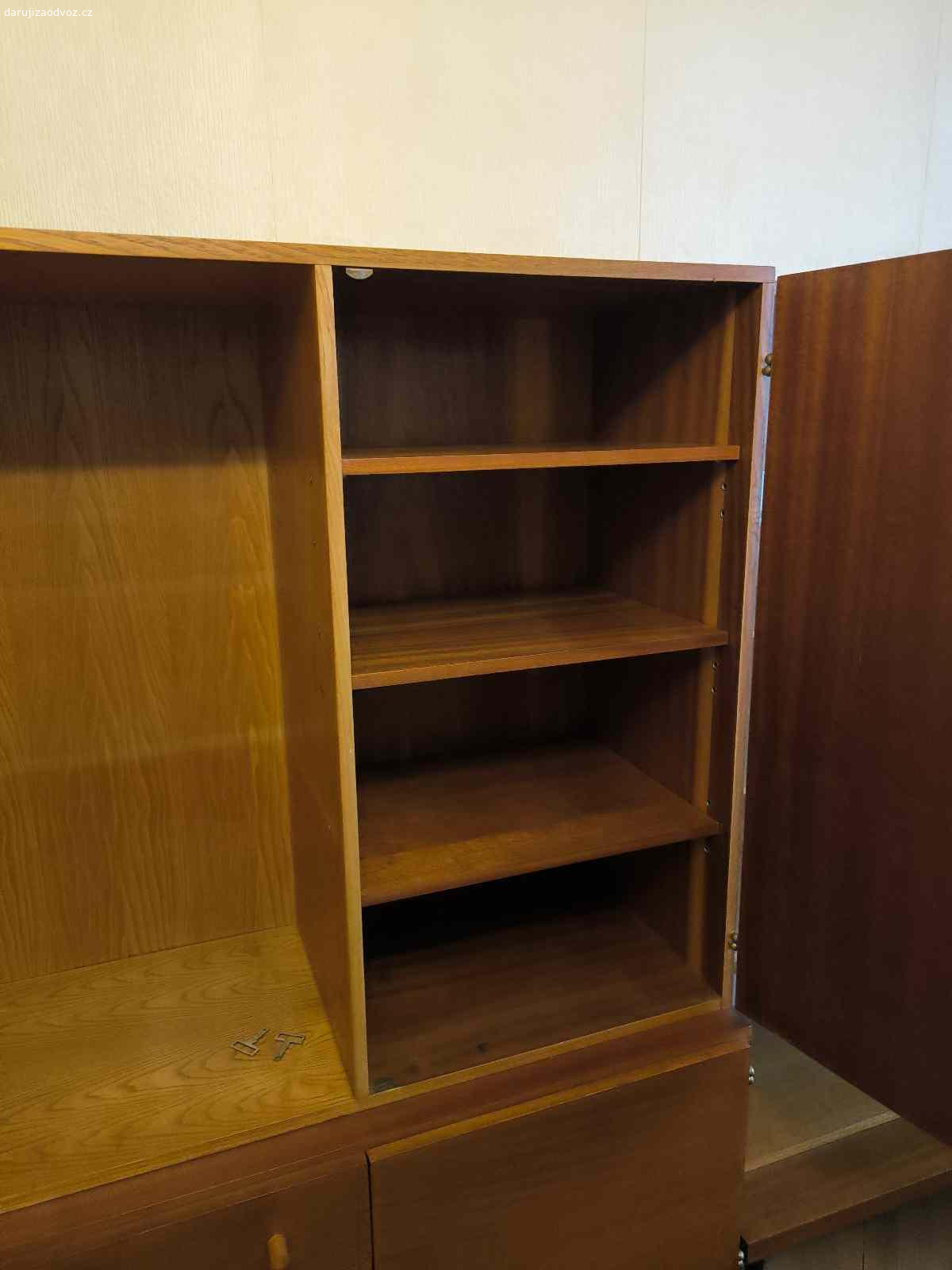 Obývací stěna. Obývací stěna, peřiňák, gauč a konferenční stolek