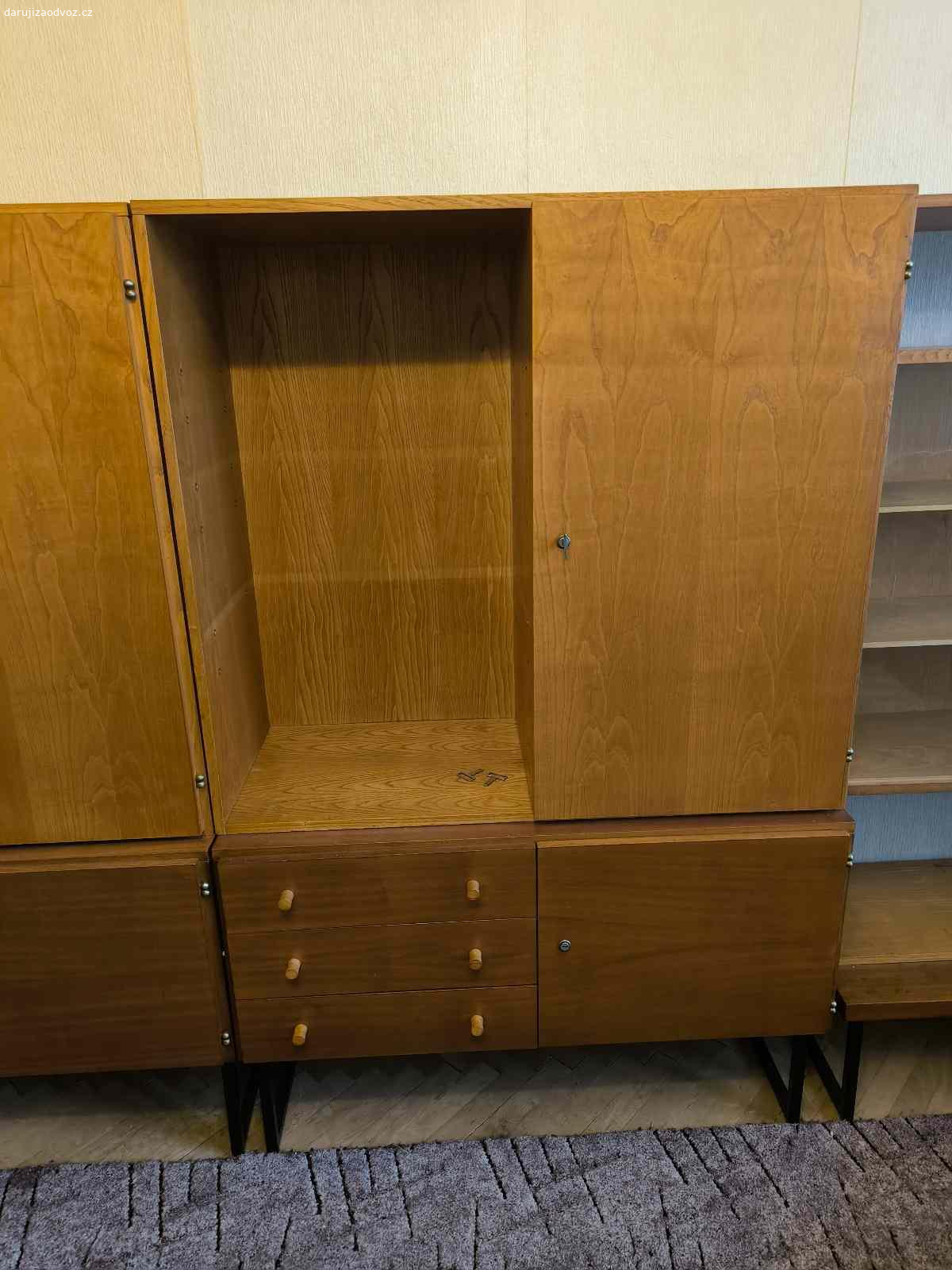 Obývací stěna. Obývací stěna, peřiňák, gauč a konferenční stolek