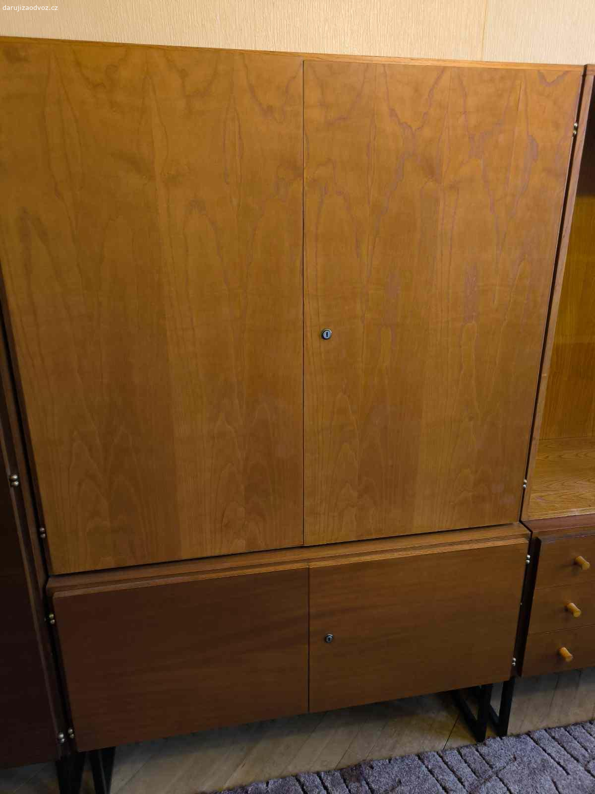 Obývací stěna. Obývací stěna, peřiňák, gauč a konferenční stolek