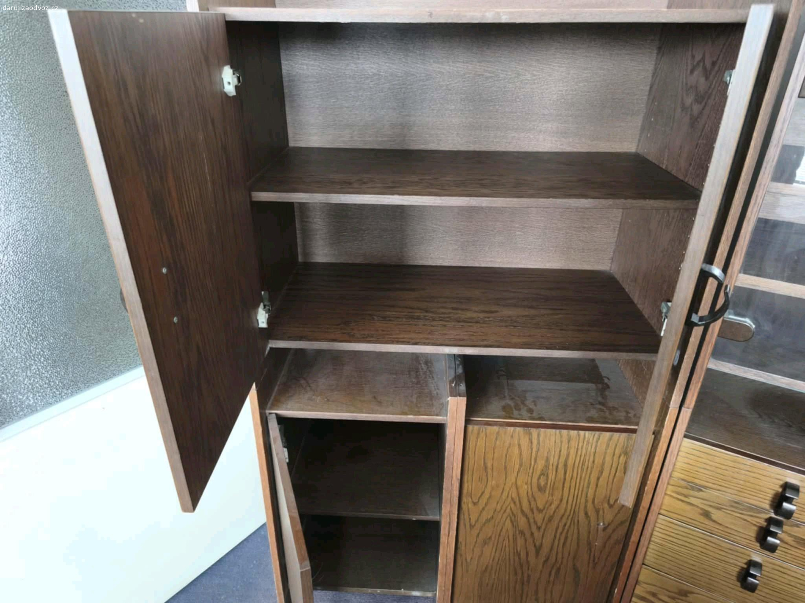 obývací stěna. darují obývací stěnu.