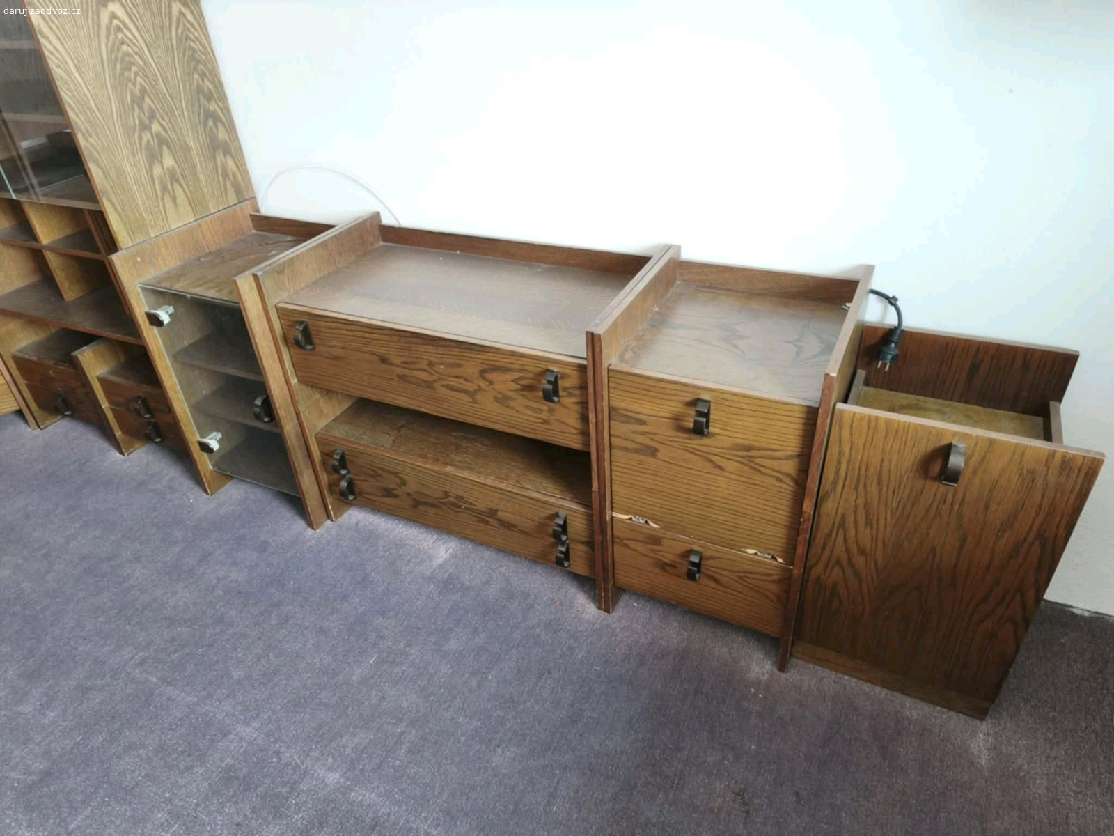 obývací stěna. darují obývací stěnu.