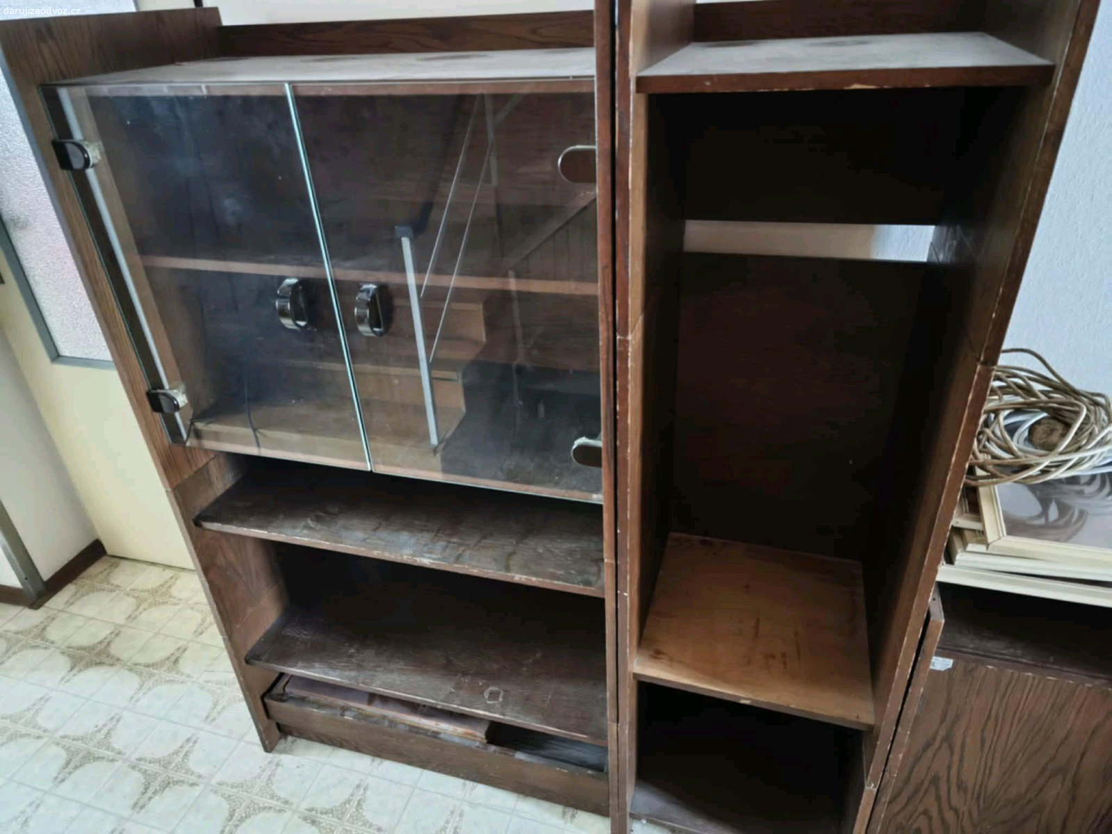 obývací stěna. darují obývací stěnu.