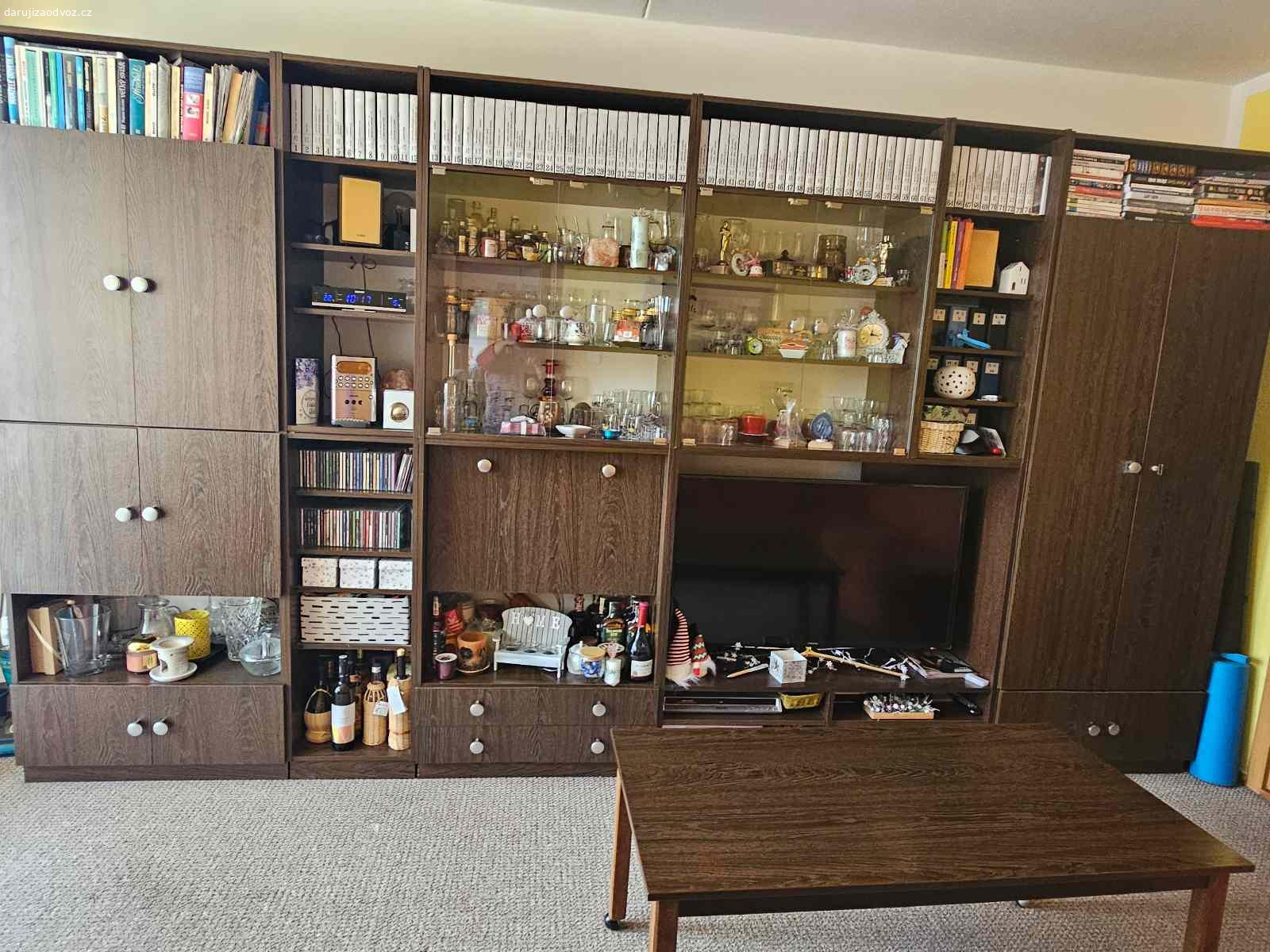 Obývací stěna. Daruji za odvoz. Zachovalou obývací stěnu o rozměru 4m X 2,25m, lze rozložit na nižší části.