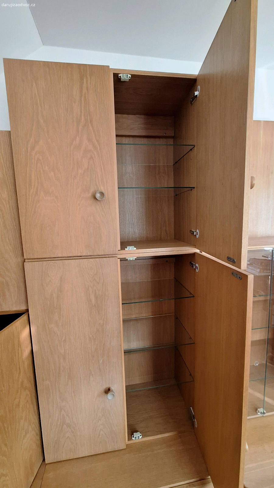 Obývací stěna. Osmidílná obývací, přeskládaná. z půbodní sestavy chybí 2 šatní skříně.
šířka segmentu 80 cm, tj 240 cm celkem; hloubka 60 cm vč úchytů; výška 225 cm. Známe vady: chybí 1 úchytka skleněných dvířek