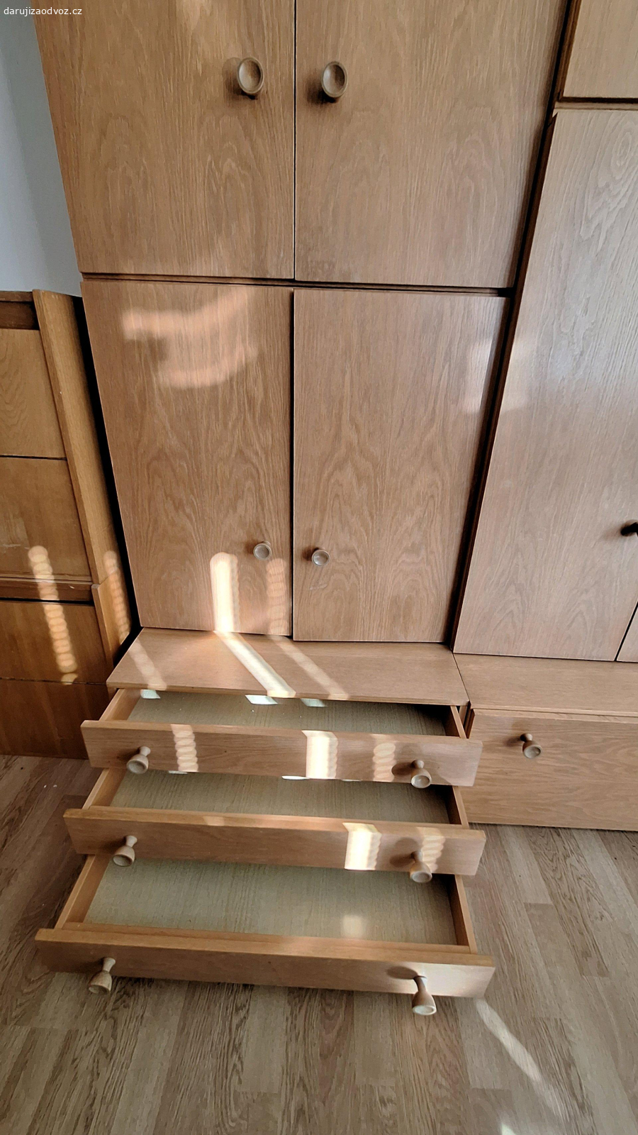 Obývací stěna. Osmidílná obývací, přeskládaná. z půbodní sestavy chybí 2 šatní skříně.
šířka segmentu 80 cm, tj 240 cm celkem; hloubka 60 cm vč úchytů; výška 225 cm. Známe vady: chybí 1 úchytka skleněných dvířek