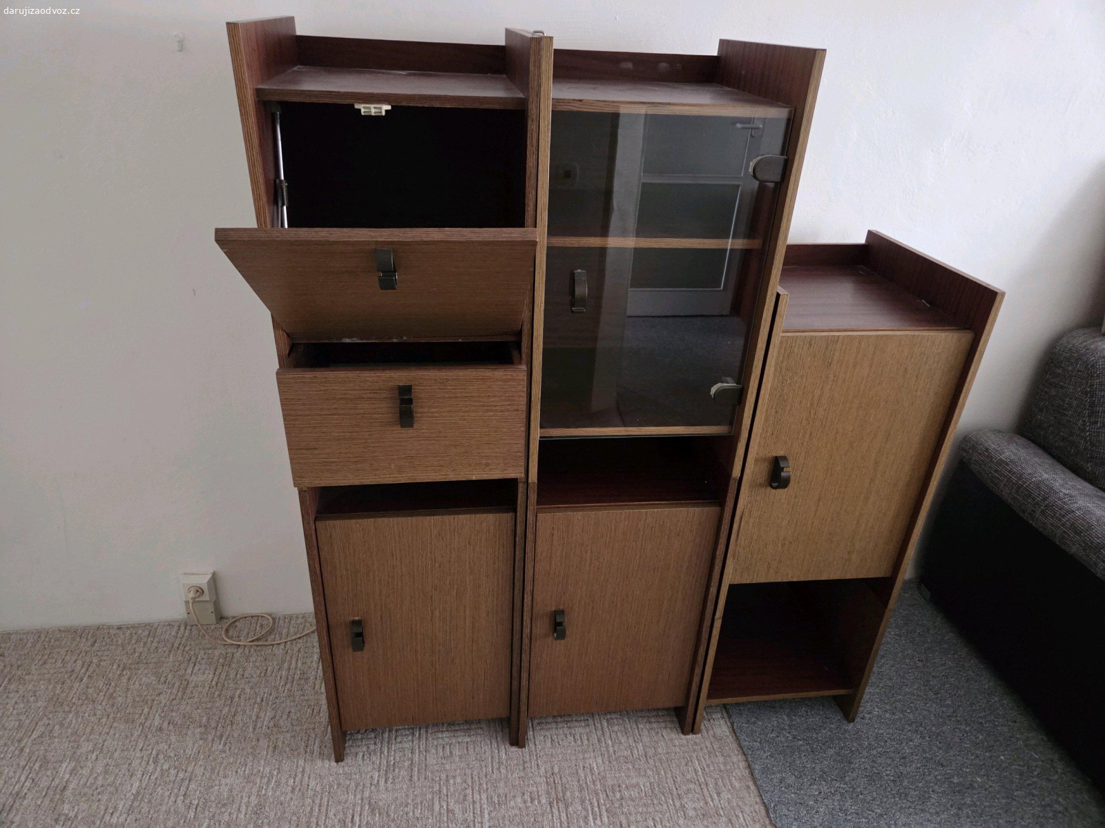 Obývací stěna. Daruji za odvoz obývací stěnu která se dá různě poskládat. Zachovalá vše funguje.