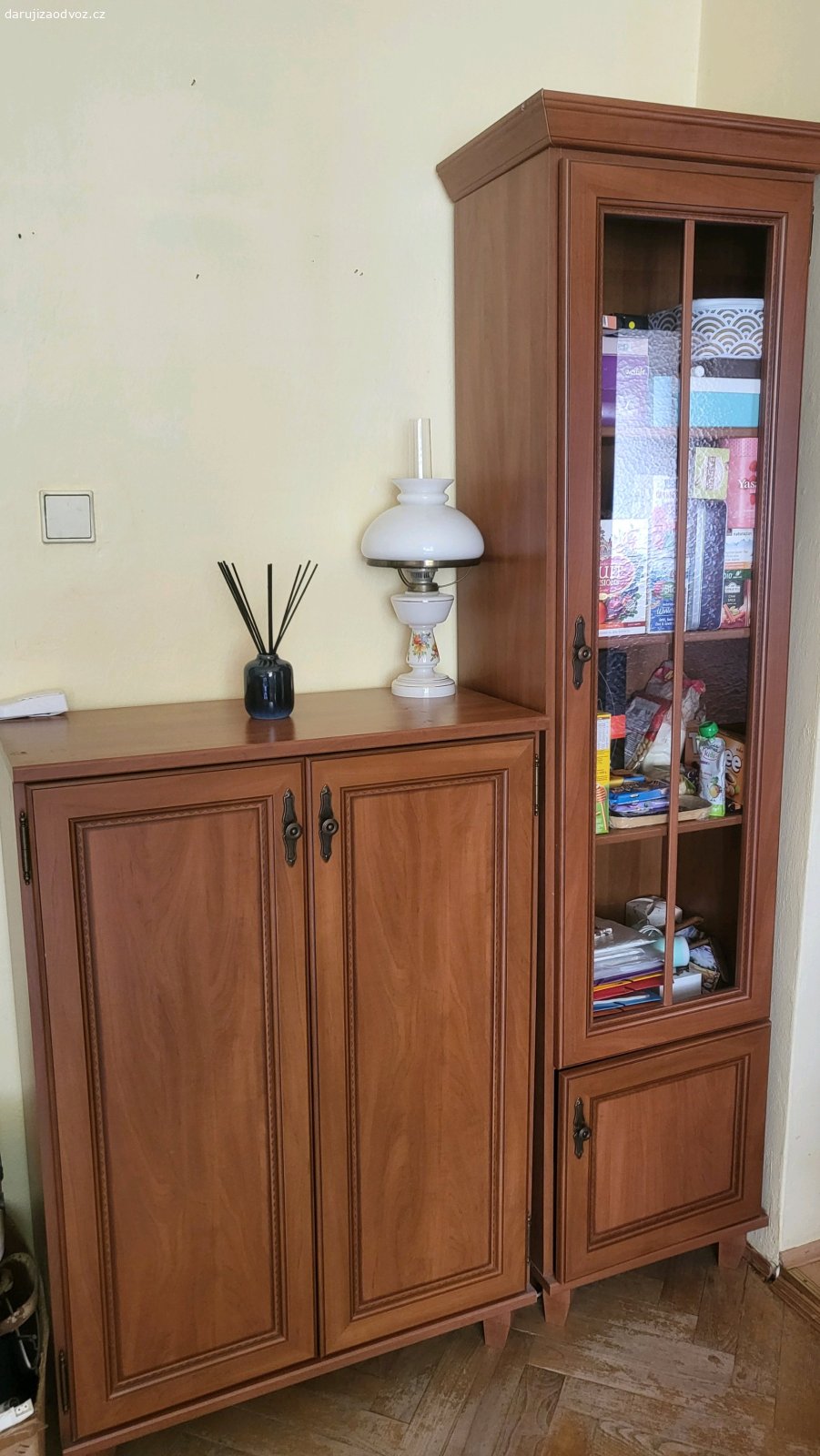 obývací stěna. Daruji obývací stěnu. Ve velice dobrém stavu bez poškrábání nebo poškození. Jedná se o imitaci. Není to starožitnost. Podmínka je vlastní odnos a odvoz. 1.patro Žižkov